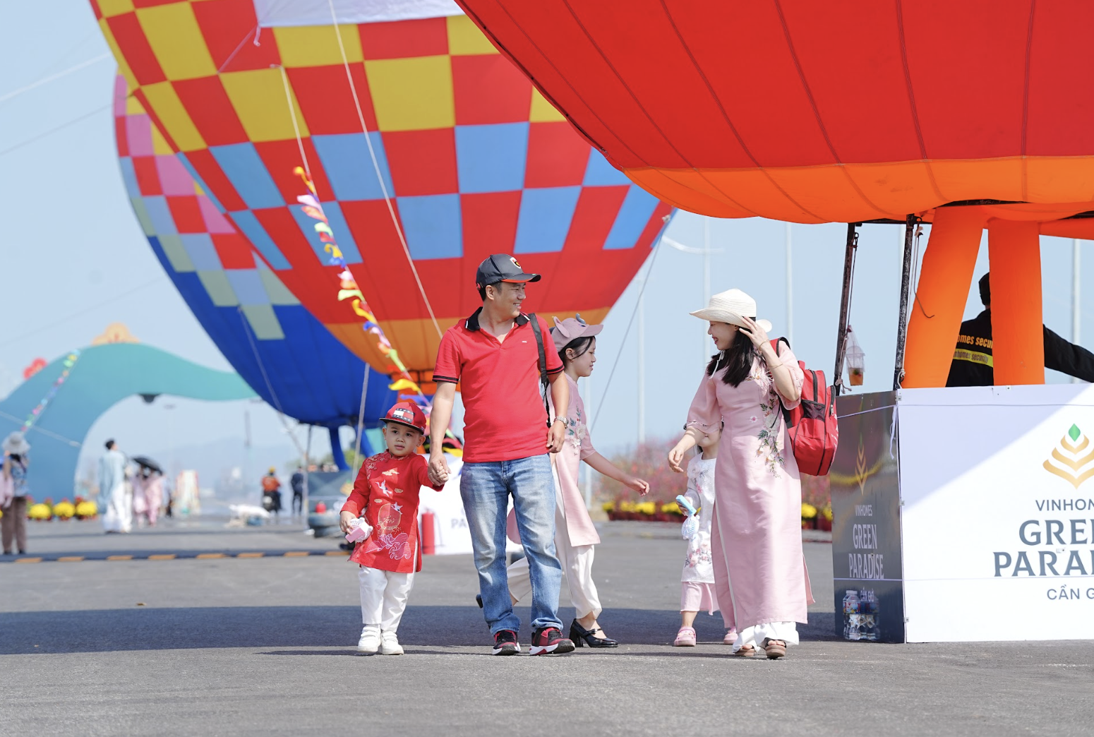Dàn khinh khí cầu, dù lượn rực rỡ bầu trời Cần Giờ- Ảnh 3.