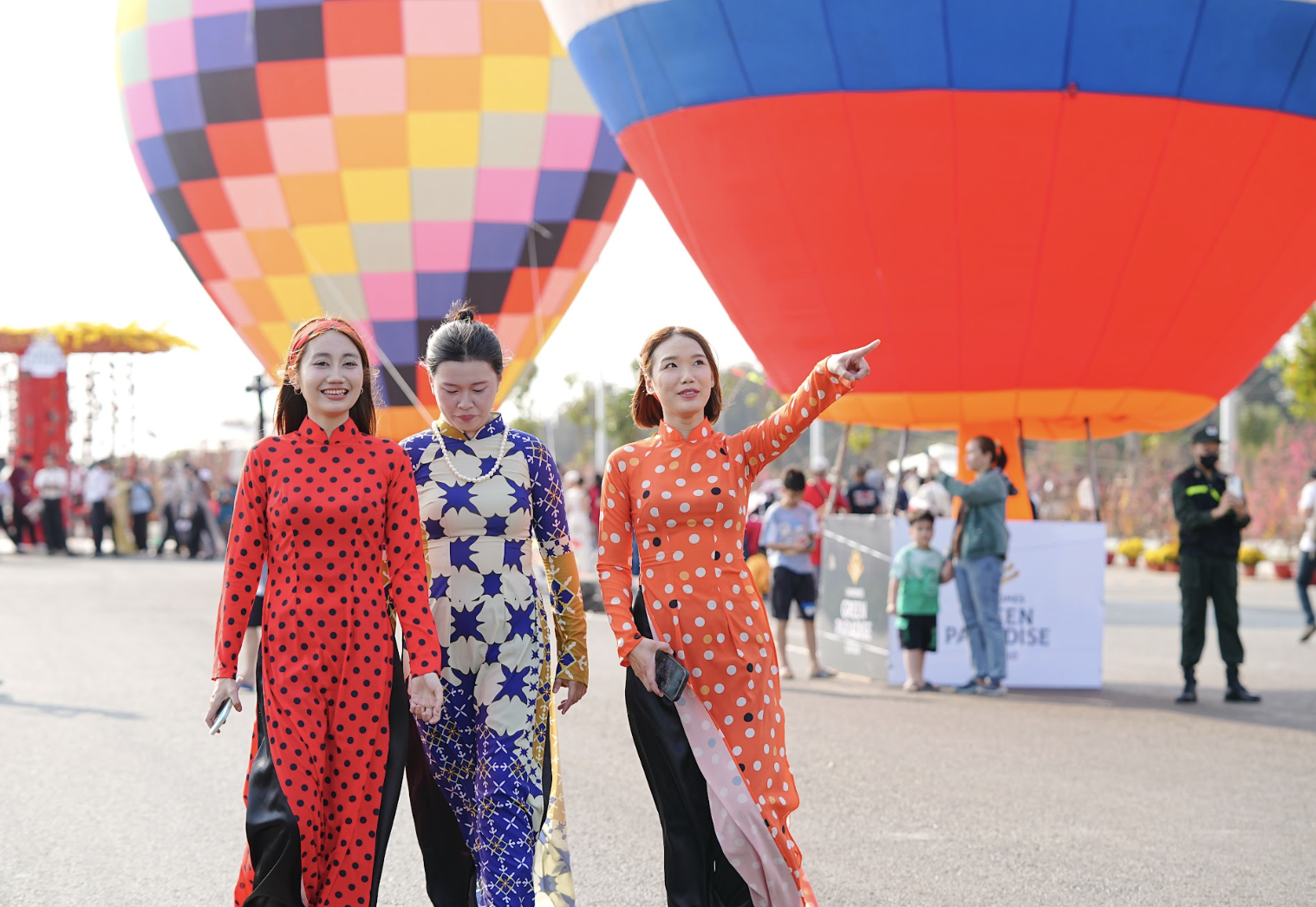 Dàn khinh khí cầu, dù lượn rực rỡ bầu trời Cần Giờ- Ảnh 1.