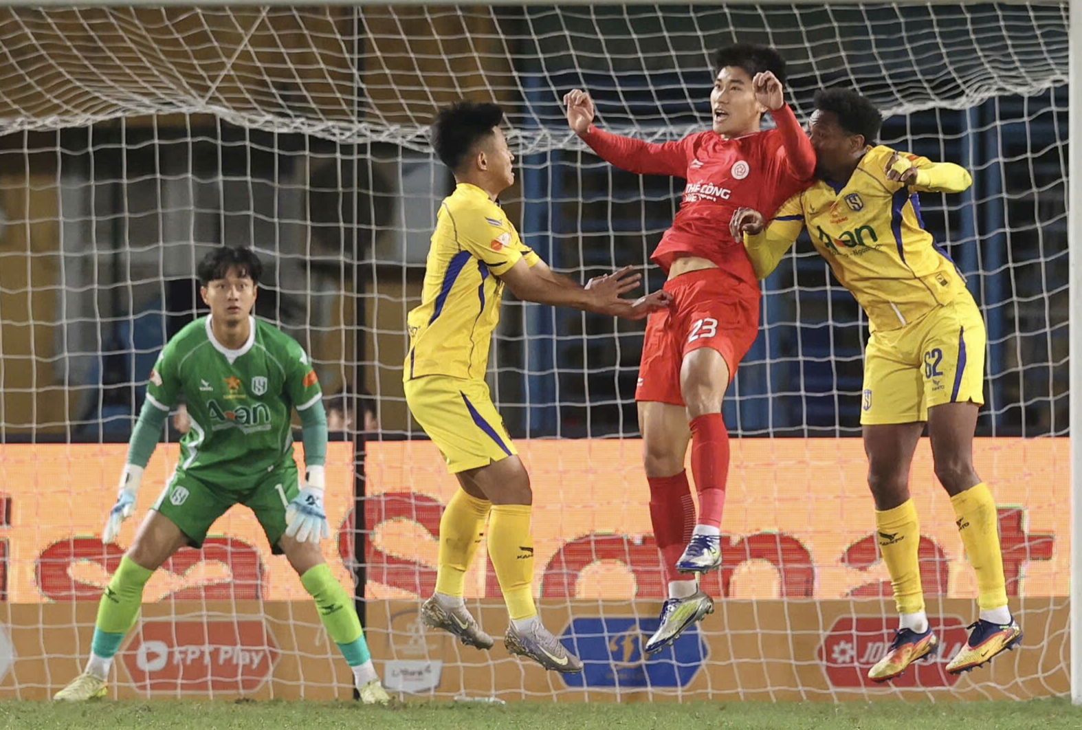 Trợ lý HLV Popov bức xúc trọng tài, HLV SLNA tiết lộ điều xúc động về thủ môn Cao Văn Bình- Ảnh 1.