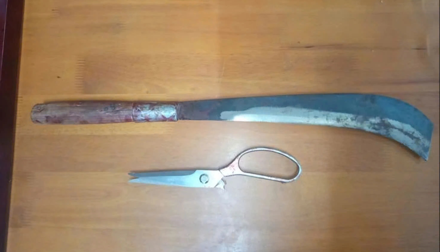 Sau va chạm giao thông, 2 tài xế lao vào nhau với kéo và rựa- Ảnh 2.