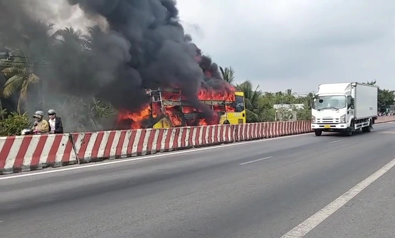 Cháy xe khách giường nằm gần cầu Cổ Chiên, nhiều người hốt hoảng- Ảnh 1.