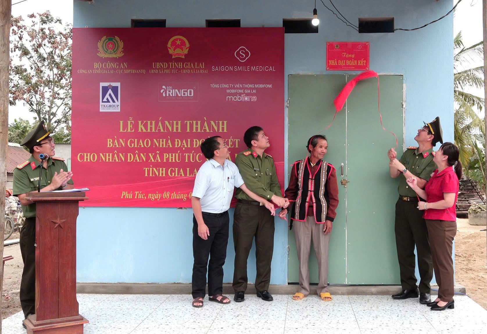 Công an tỉnh Gia Lai bàn giao 23 căn nhà đại đoàn kết cho hộ đặc biệt khó khăn - Ảnh 1.