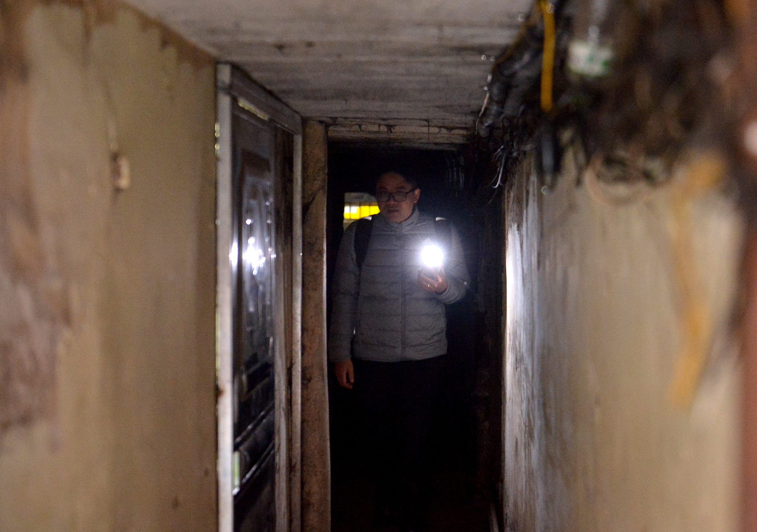 Những con ng&otilde; nhỏ tại phố cổ H&agrave; Nội quanh năm kh&ocirc;ng thấy &aacute;nh s&aacute;ng mặt trời- Ảnh 5.