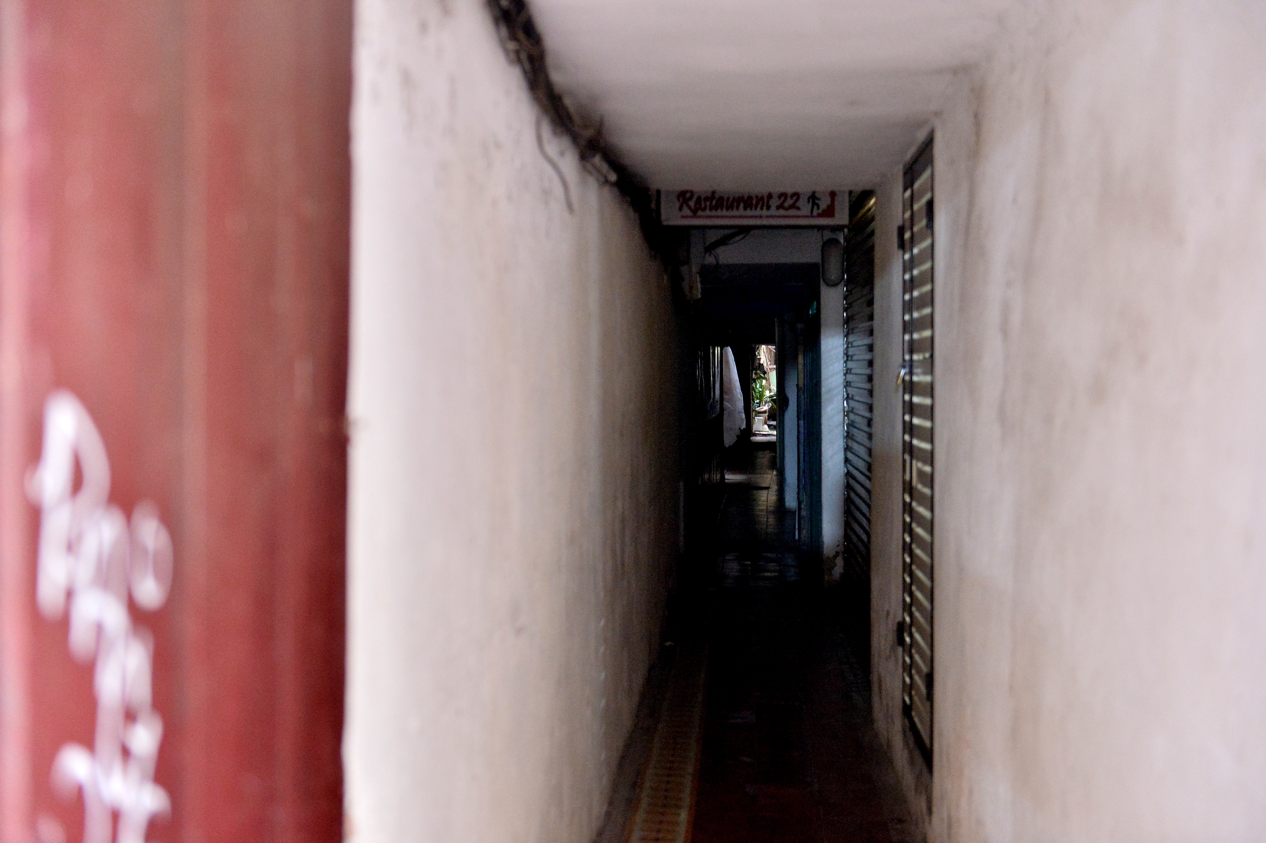 Những con ng&otilde; nhỏ tại phố cổ H&agrave; Nội quanh năm kh&ocirc;ng thấy &aacute;nh s&aacute;ng mặt trời- Ảnh 2.