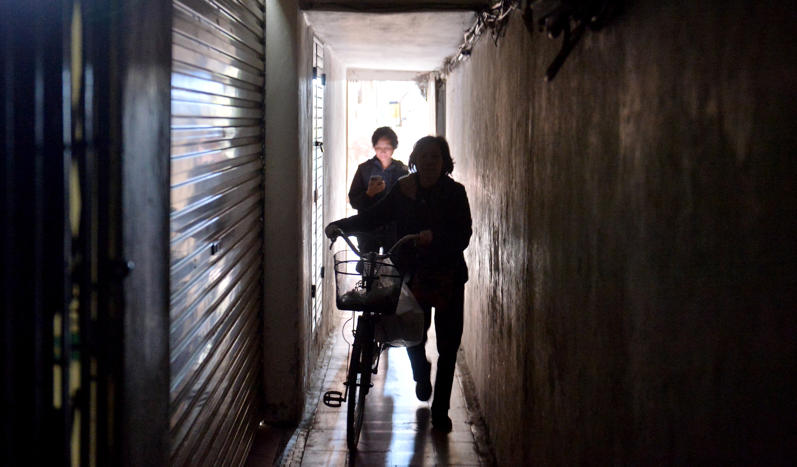 Những con ng&otilde; nhỏ tại phố cổ H&agrave; Nội quanh năm kh&ocirc;ng thấy &aacute;nh s&aacute;ng mặt trời- Ảnh 3.