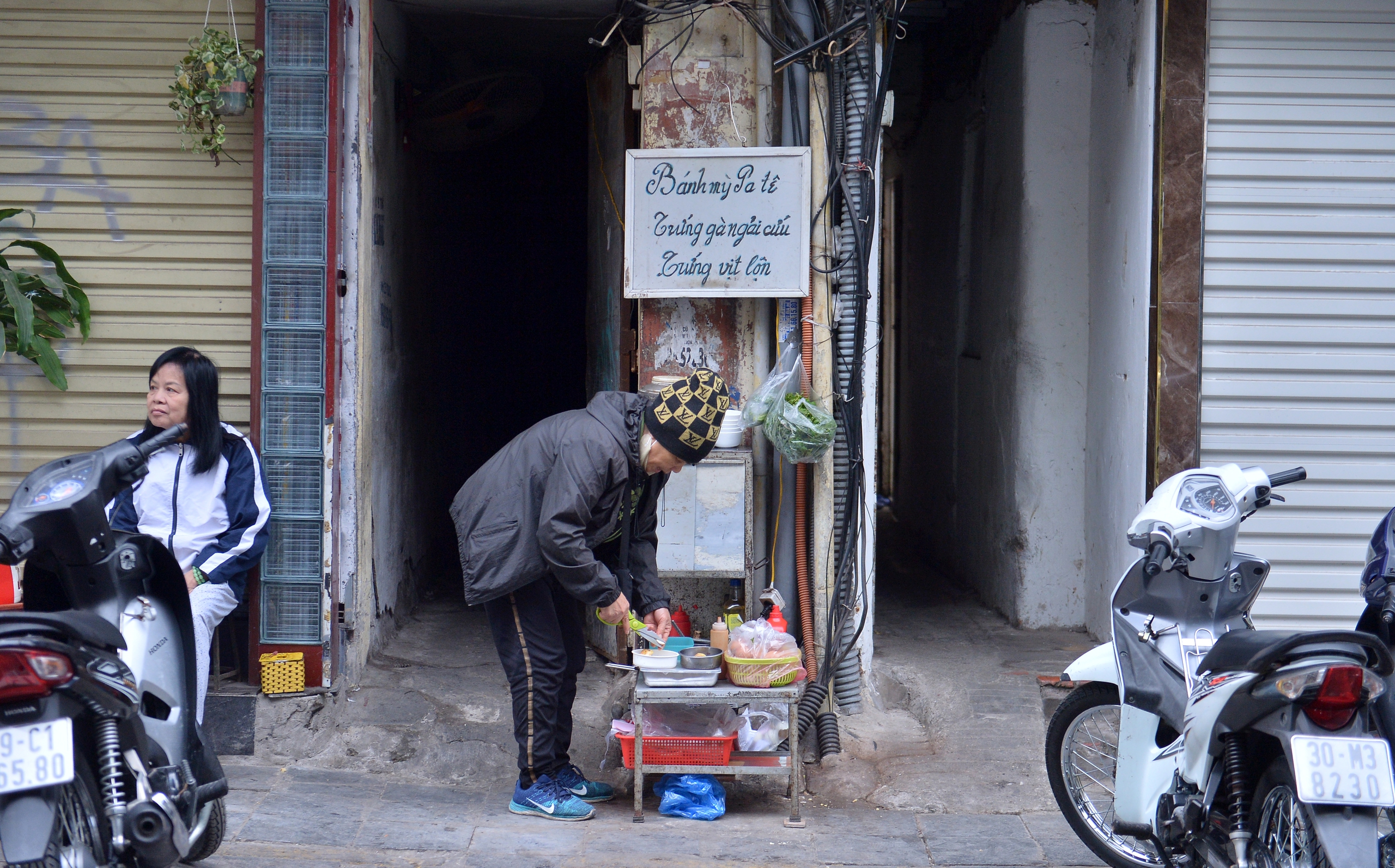 Những con ng&otilde; nhỏ tại phố cổ H&agrave; Nội quanh năm kh&ocirc;ng thấy &aacute;nh s&aacute;ng mặt trời- Ảnh 11.