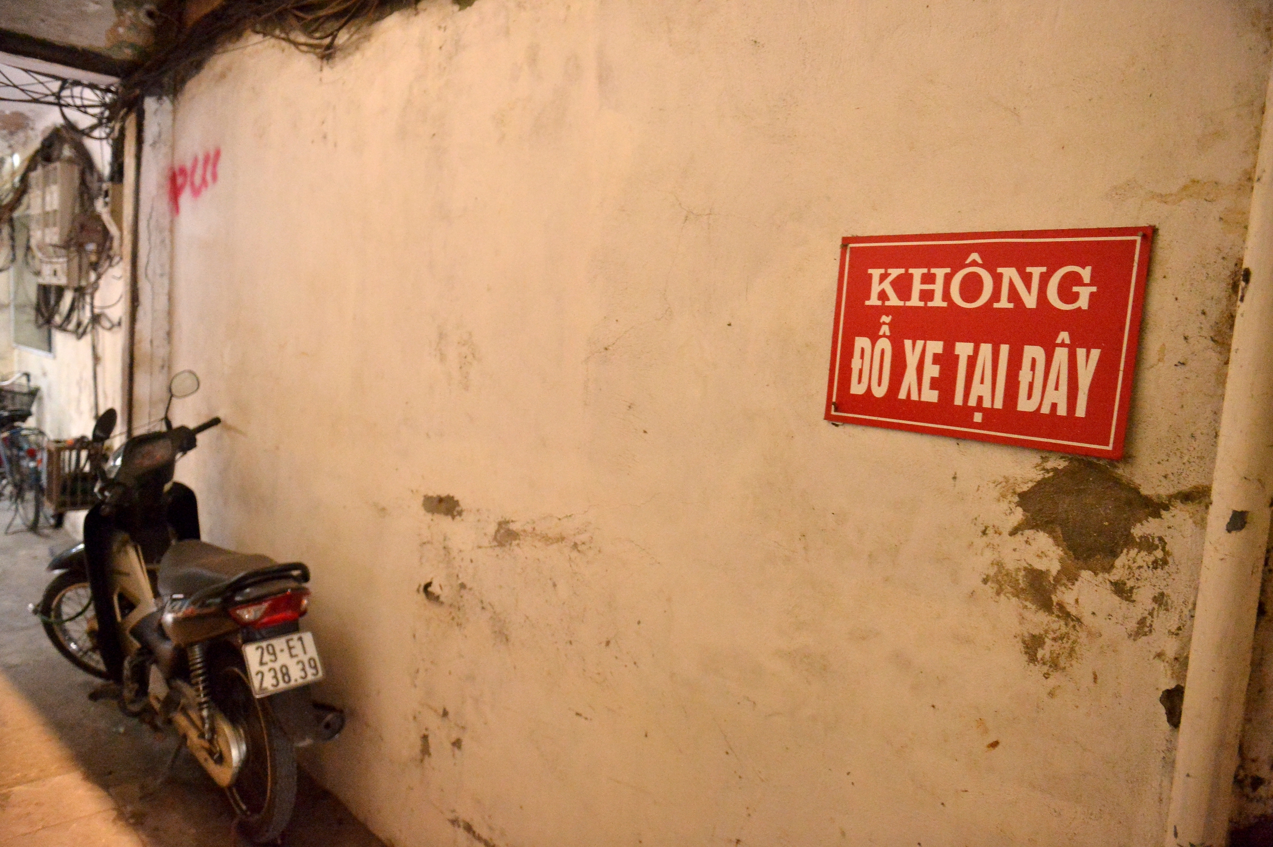 Những con ngõ nhỏ tại phố cổ Hà Nội quanh năm không thấy ánh sáng mặt trời- Ảnh 9. Những con ngõ nhỏ tại phố cổ Hà Nội quanh năm không thấy ánh sáng mặt trời- Ảnh 9.