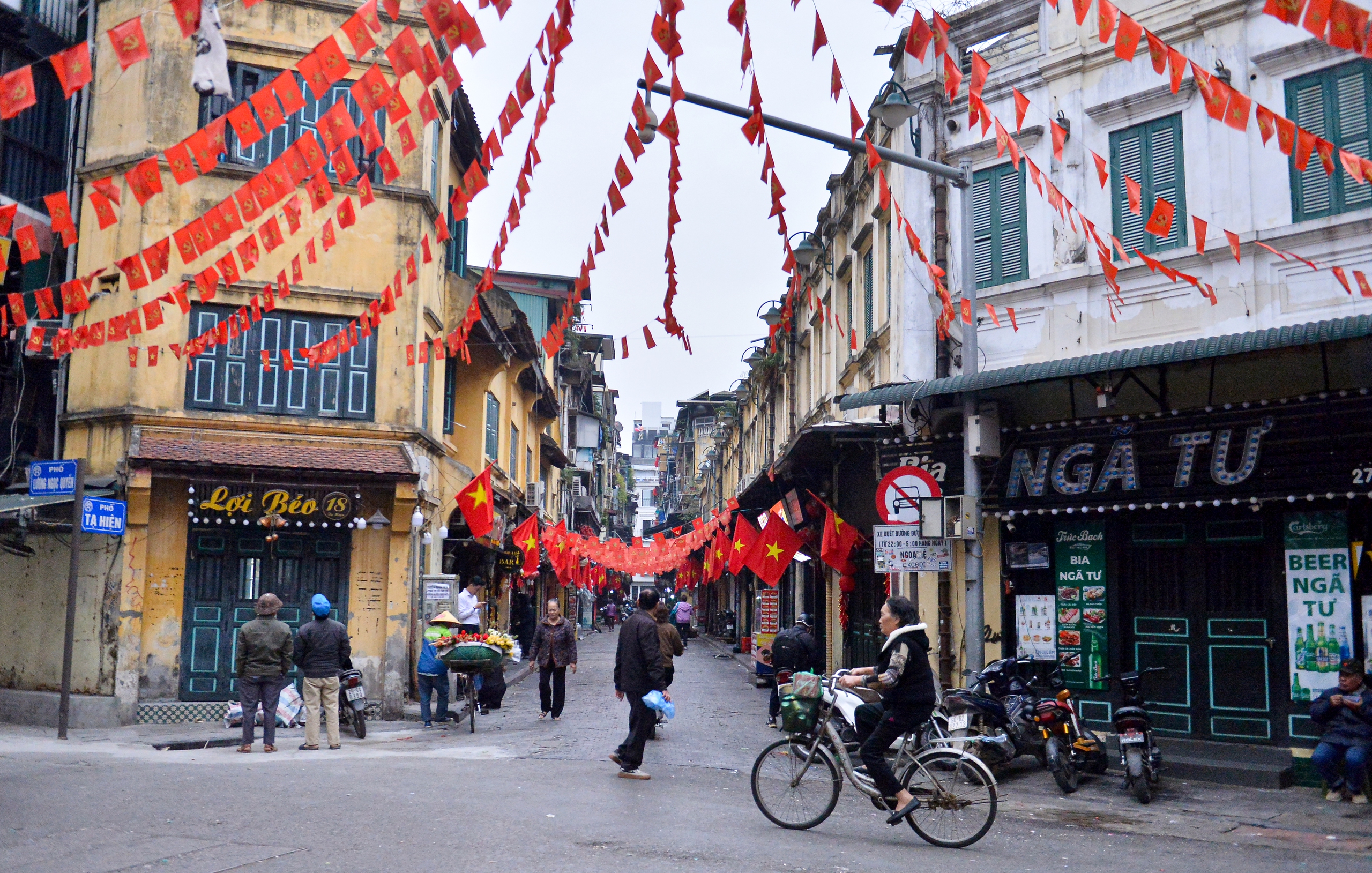 Những con ng&otilde; nhỏ tại phố cổ H&agrave; Nội quanh năm kh&ocirc;ng thấy &aacute;nh s&aacute;ng mặt trời- Ảnh 1.