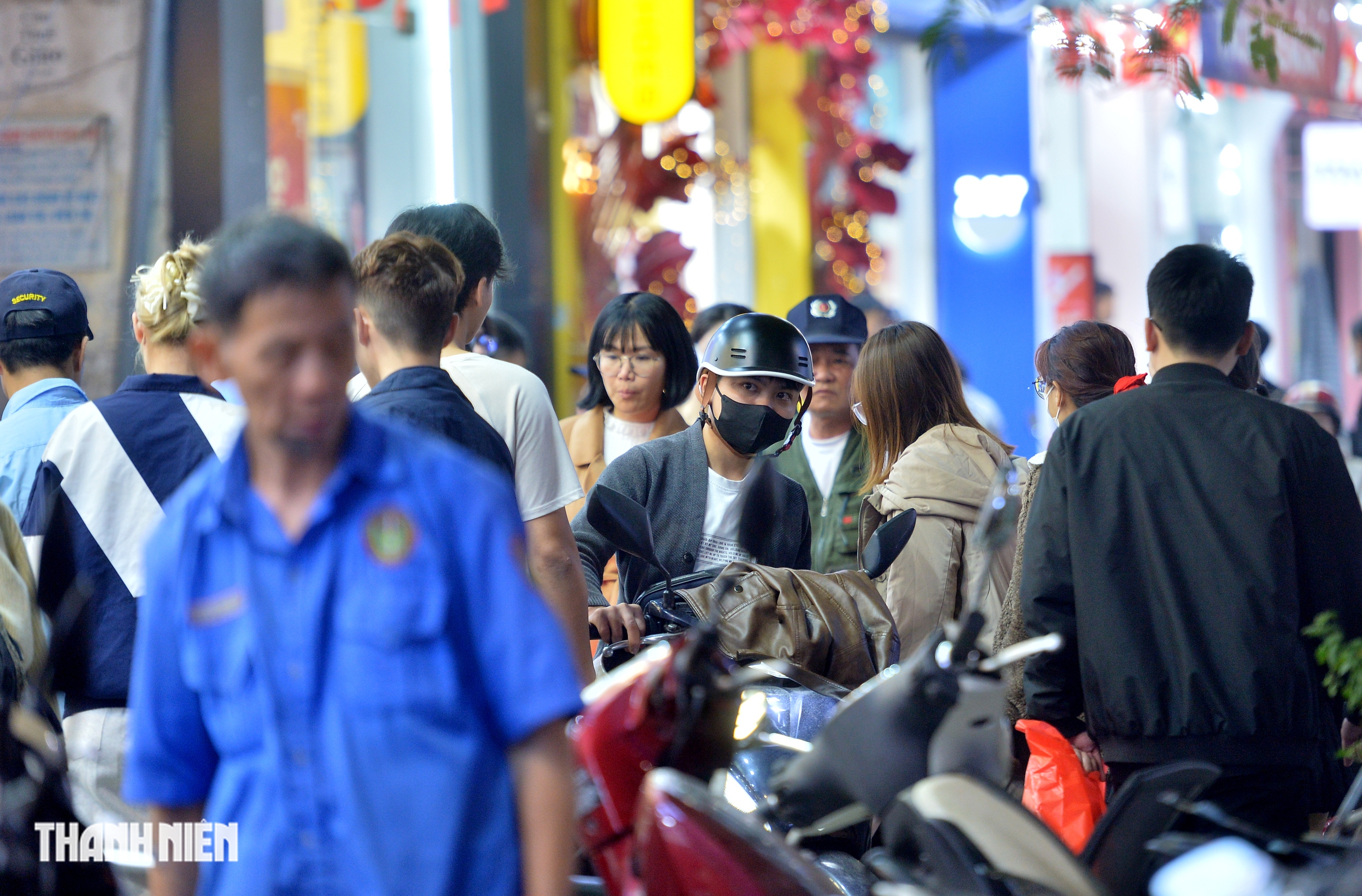 Phố thời trang H&agrave; Nội qu&aacute; tải v&igrave; người d&acirc;n sắm tết sớm- Ảnh 8.