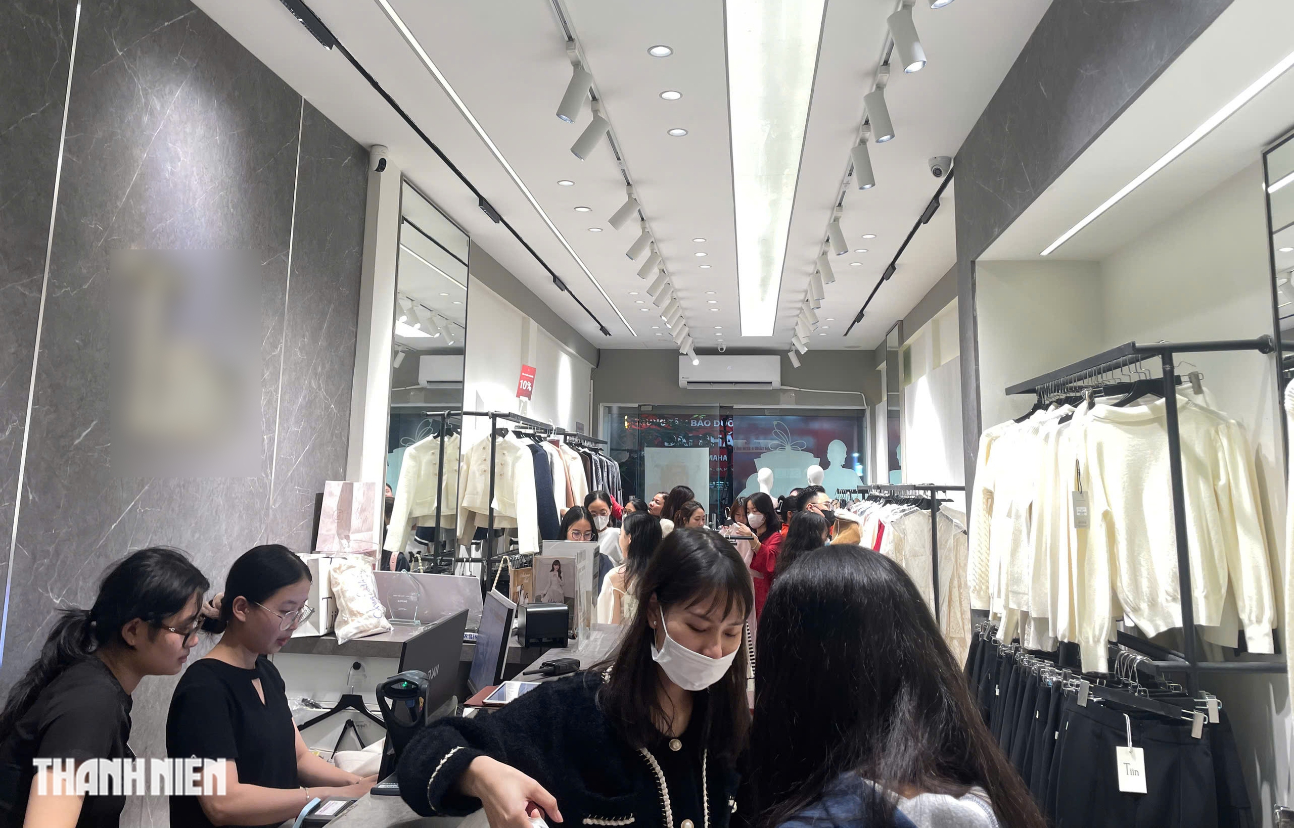 Phố thời trang H&agrave; Nội qu&aacute; tải v&igrave; người d&acirc;n sắm tết sớm- Ảnh 13.