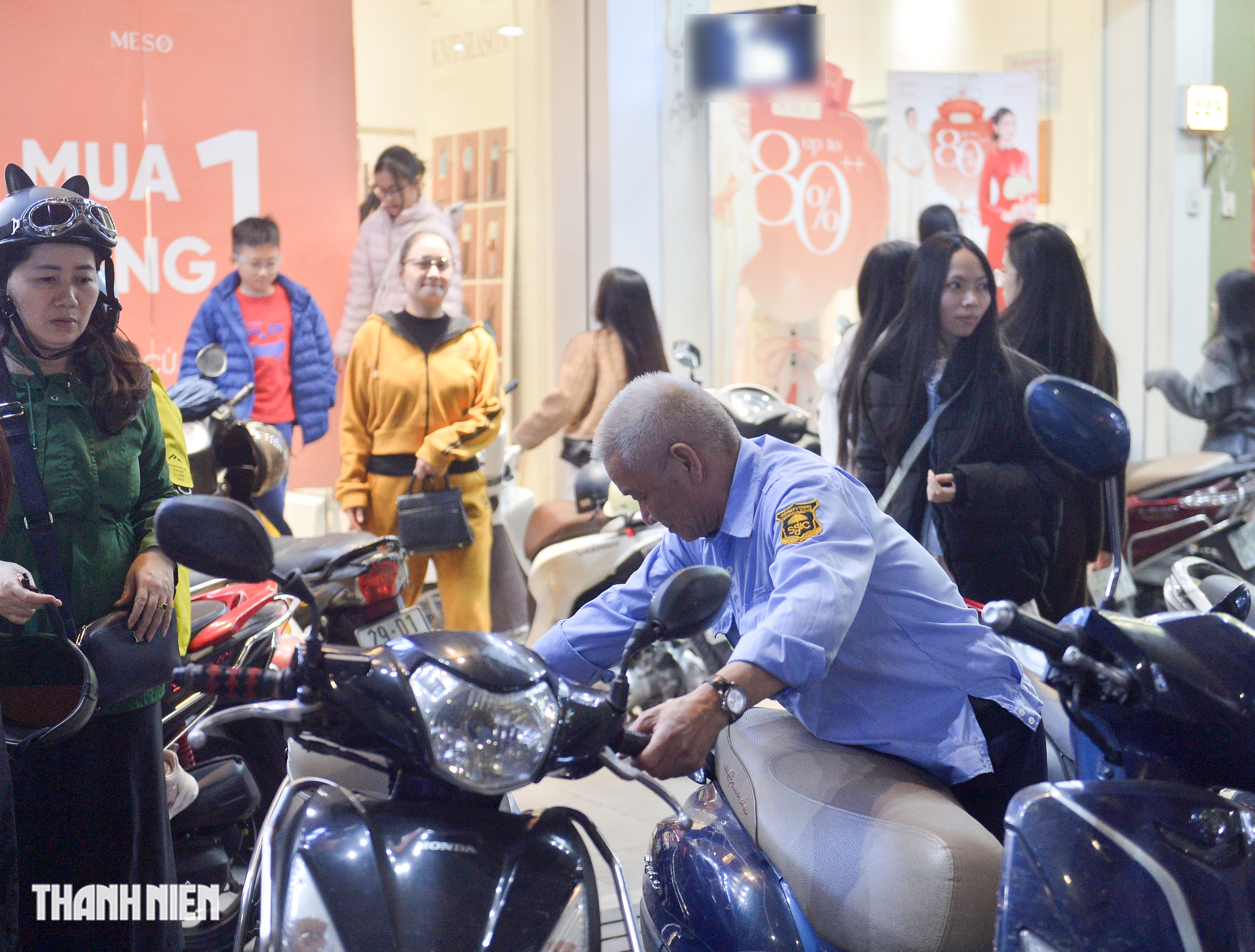 Phố thời trang H&agrave; Nội qu&aacute; tải v&igrave; người d&acirc;n sắm tết sớm- Ảnh 14.