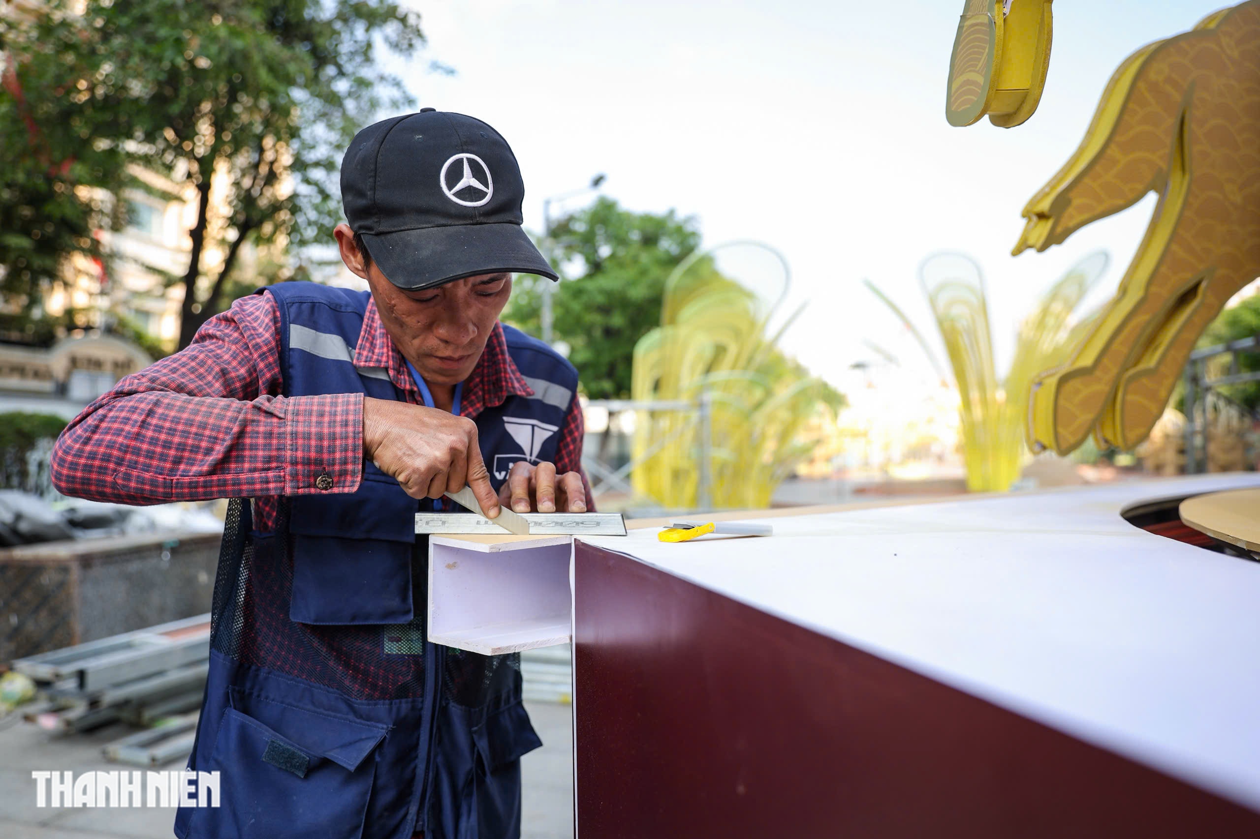 Ngựa v&agrave;ng oai phong tr&ecirc;n đường hoa Nguyễn Huệ, linh vật tết 2026 g&acirc;y cho&aacute;ng ngợp - Ảnh 7.