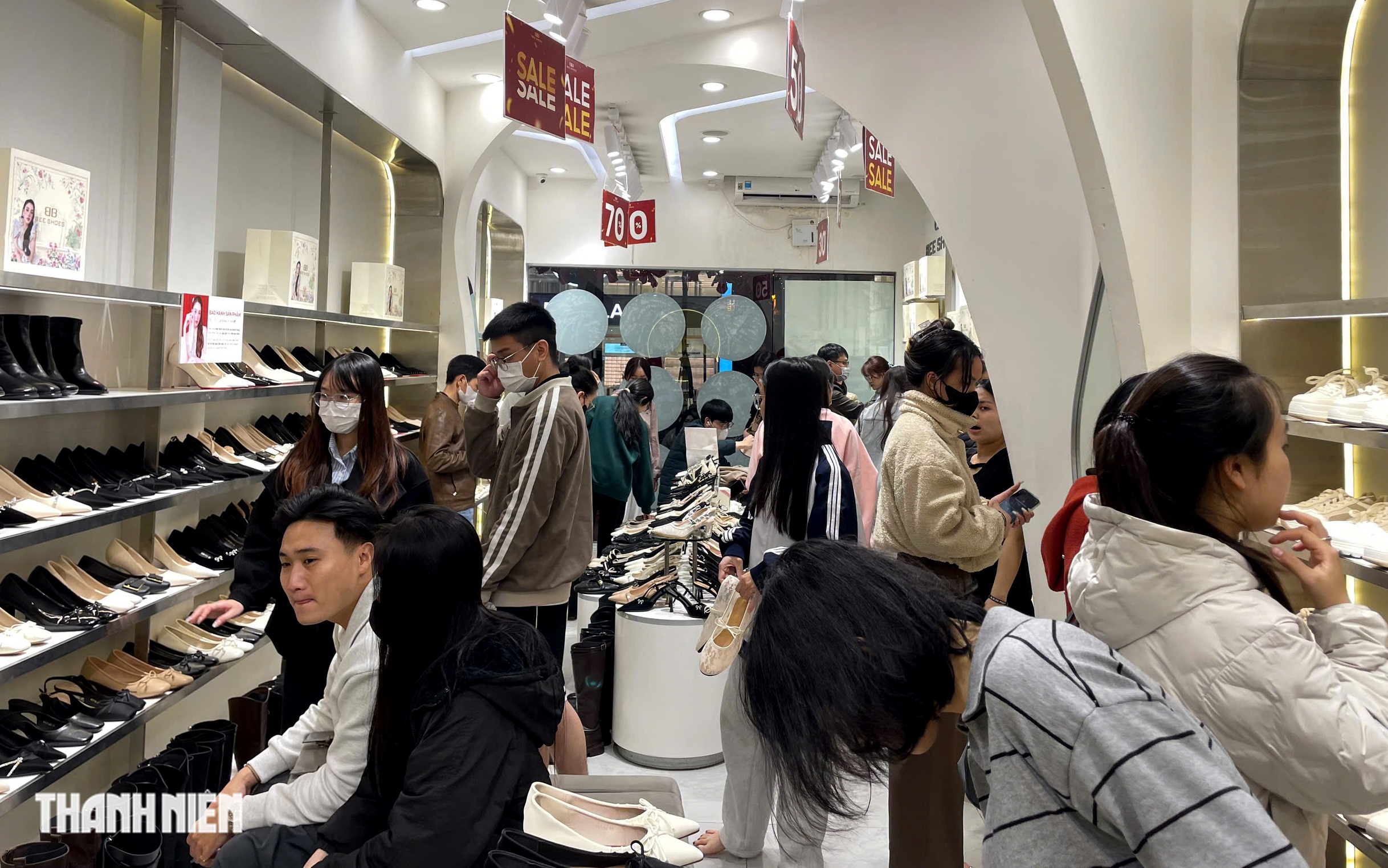 Phố thời trang H&agrave; Nội qu&aacute; tải v&igrave; người d&acirc;n sắm tết sớm- Ảnh 12.