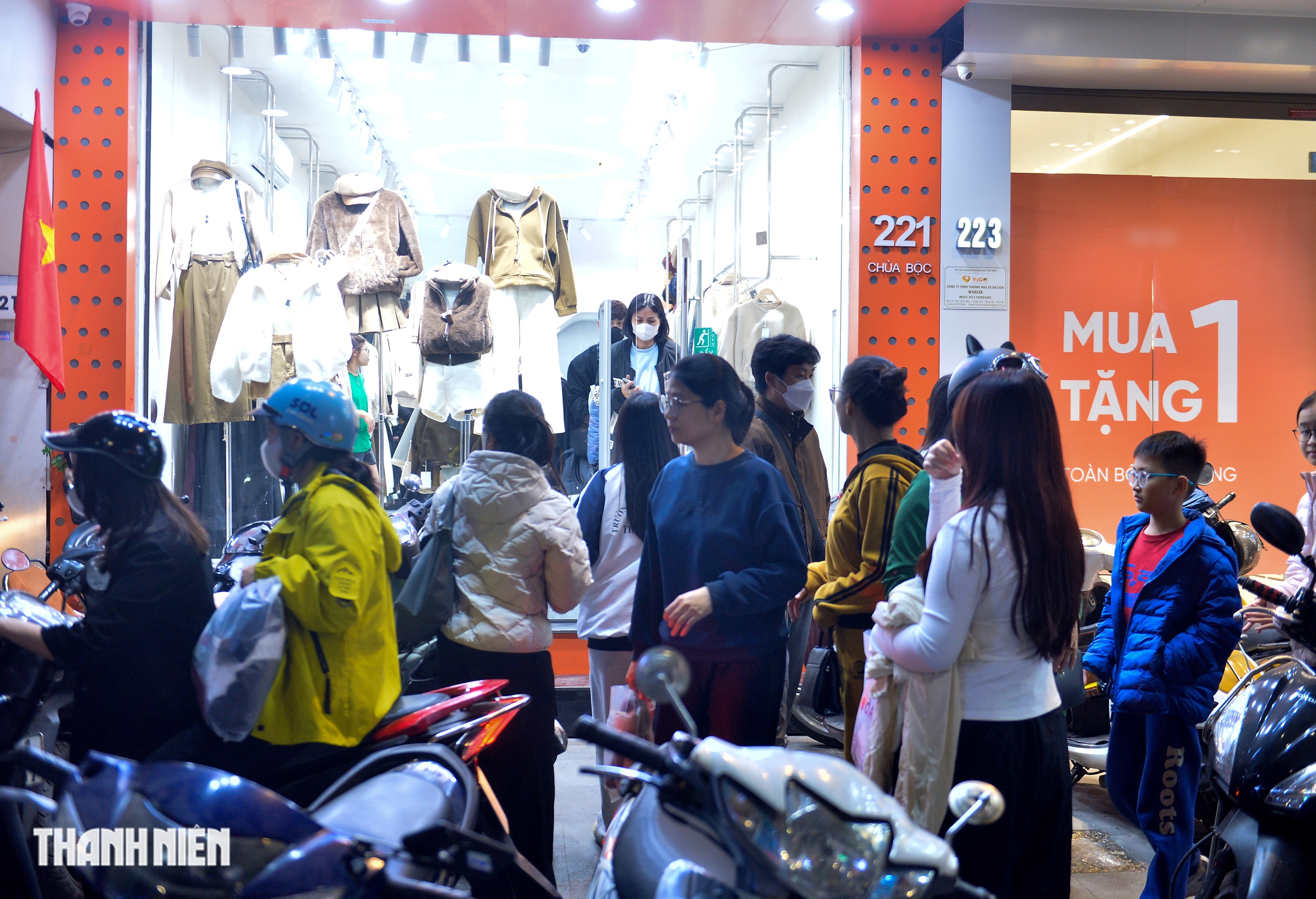 Phố thời trang H&agrave; Nội qu&aacute; tải v&igrave; người d&acirc;n sắm tết sớm- Ảnh 9.