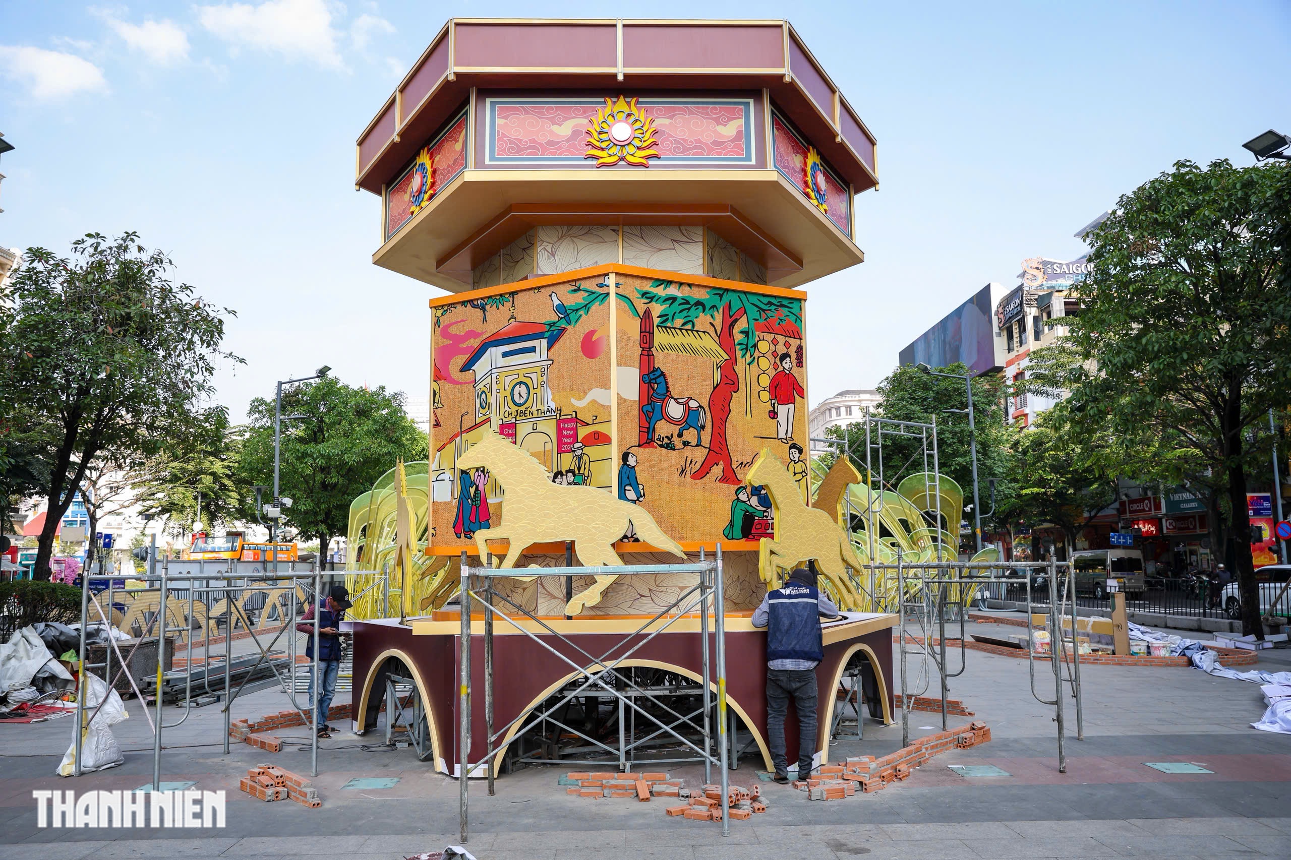 Ngựa v&agrave;ng oai phong tr&ecirc;n đường hoa Nguyễn Huệ, linh vật tết 2026 g&acirc;y cho&aacute;ng ngợp - Ảnh 6.