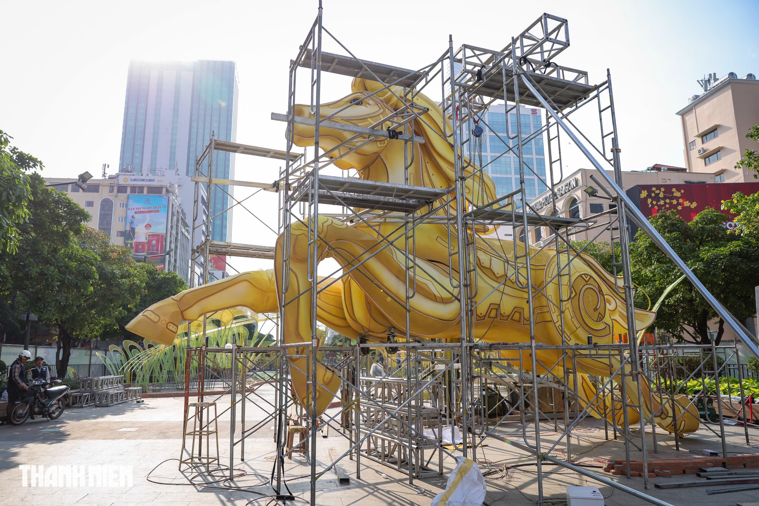 Ngựa v&agrave;ng oai phong tr&ecirc;n đường hoa Nguyễn Huệ, linh vật tết 2026 g&acirc;y cho&aacute;ng ngợp - Ảnh 2.
