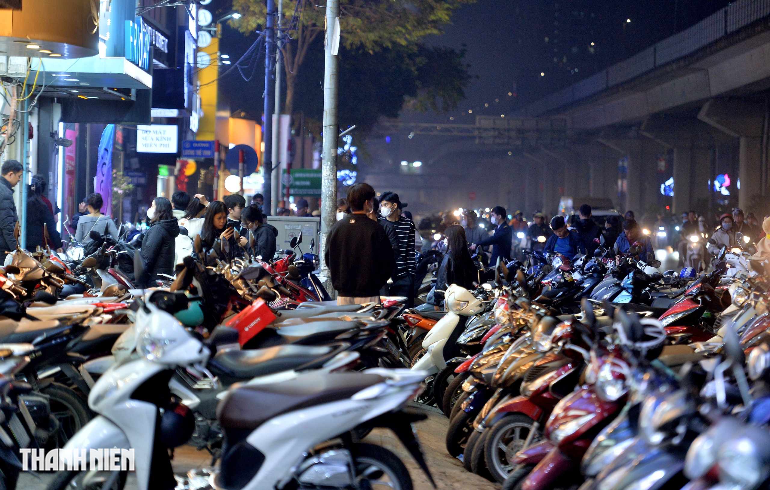 Phố thời trang H&agrave; Nội qu&aacute; tải v&igrave; người d&acirc;n sắm tết sớm- Ảnh 3.