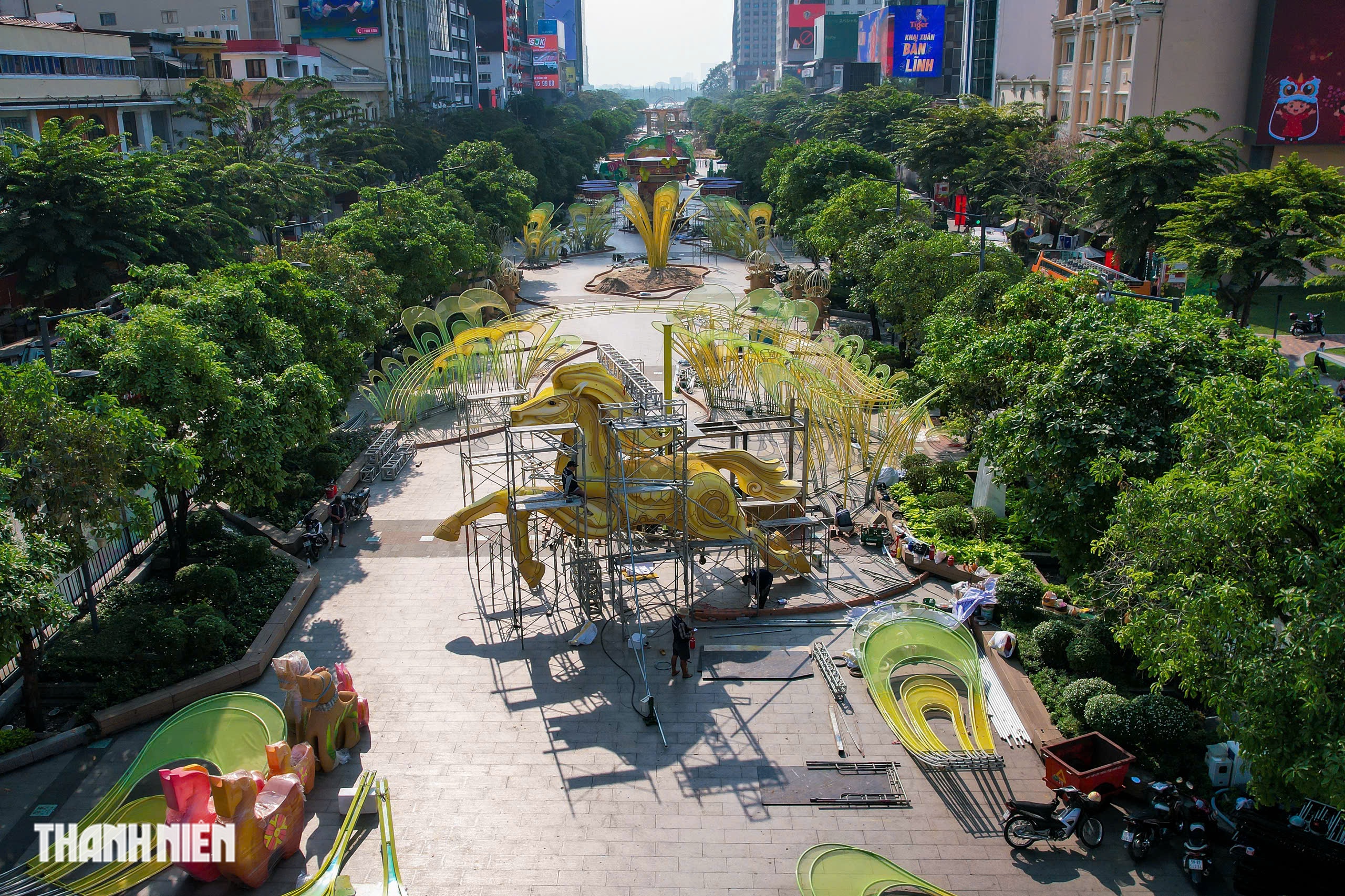 Ngựa v&agrave;ng oai phong tr&ecirc;n đường hoa Nguyễn Huệ, linh vật tết 2026 g&acirc;y cho&aacute;ng ngợp - Ảnh 5.