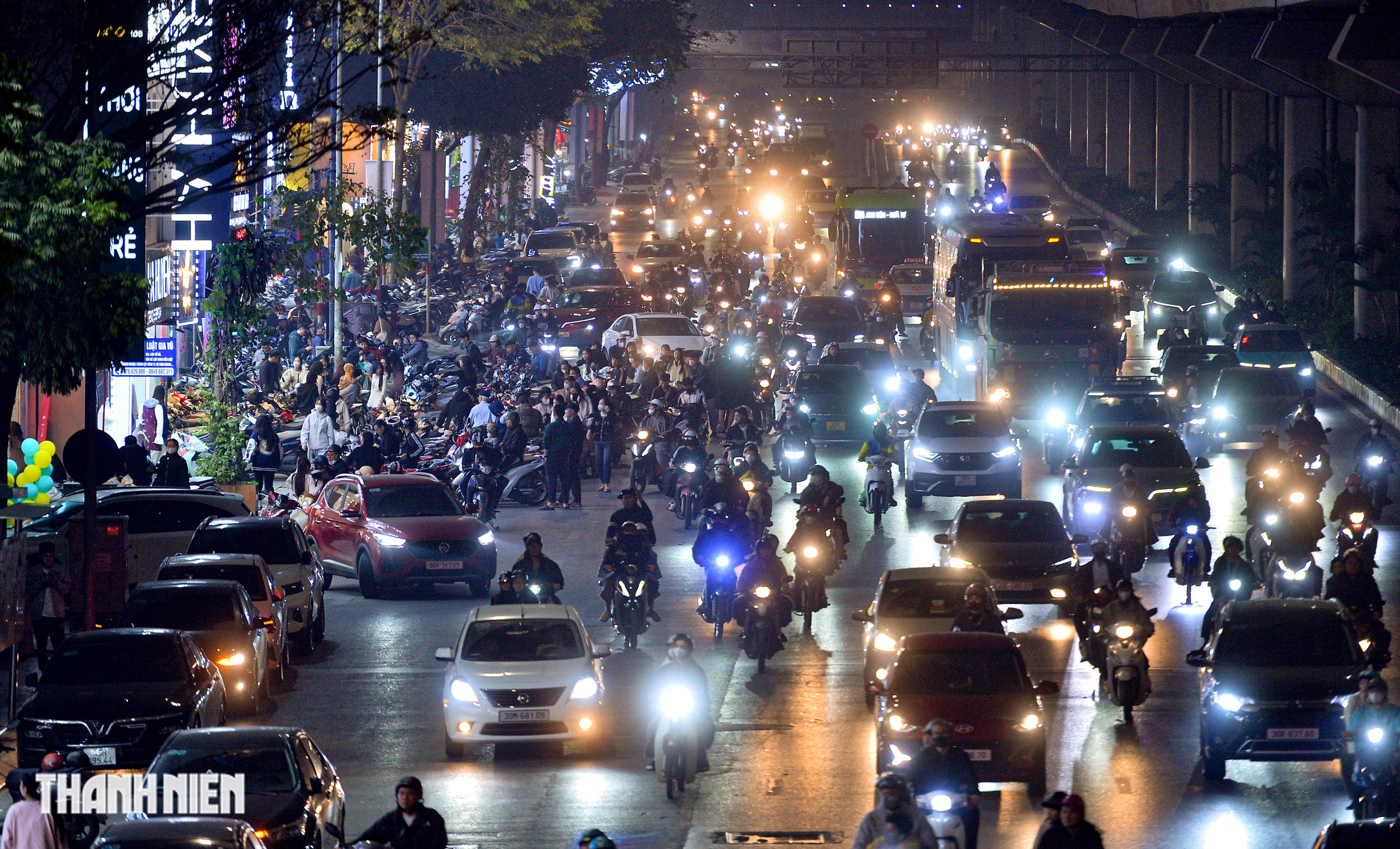 Phố thời trang H&agrave; Nội qu&aacute; tải v&igrave; người d&acirc;n sắm tết sớm- Ảnh 1.