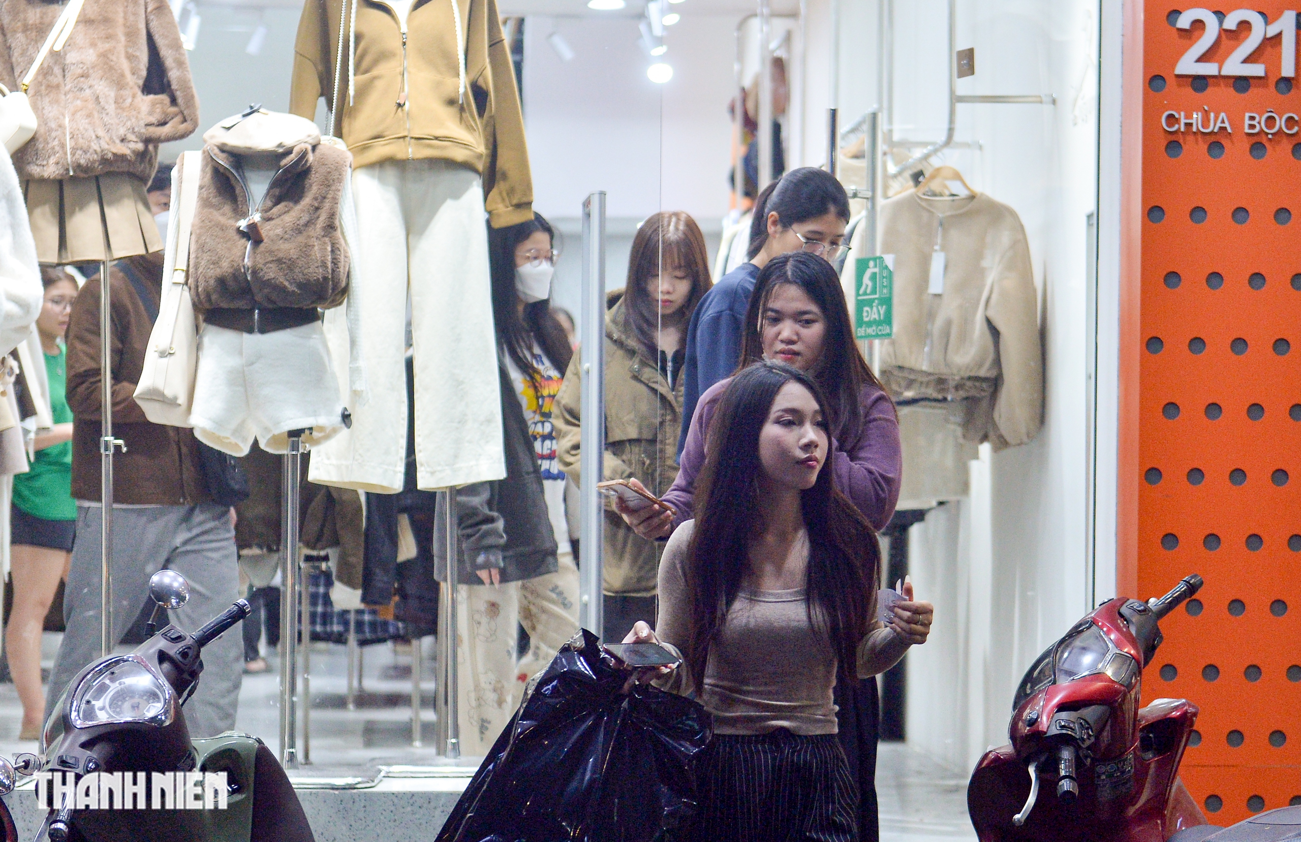 Phố thời trang H&agrave; Nội qu&aacute; tải v&igrave; người d&acirc;n sắm tết sớm- Ảnh 10.