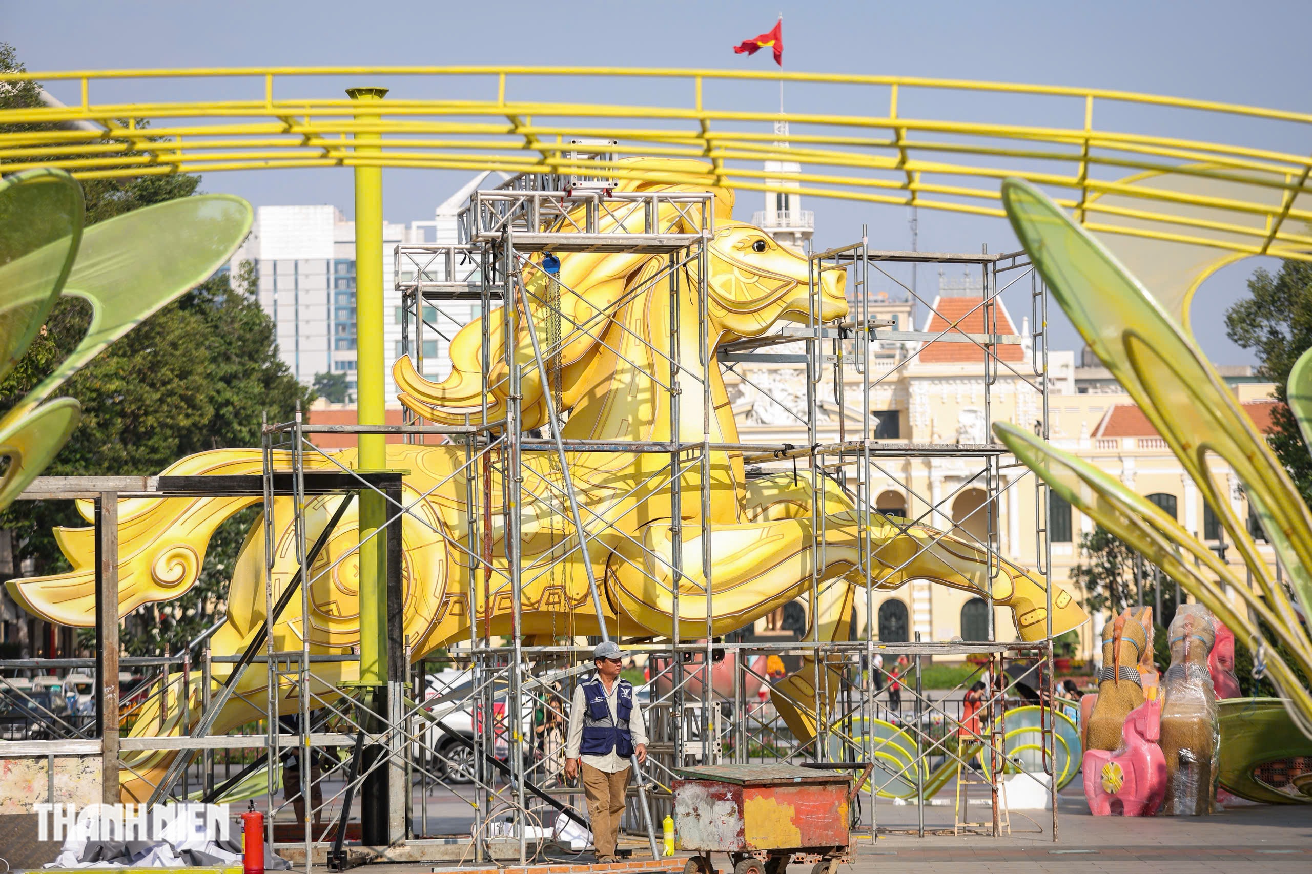 Ngựa v&agrave;ng oai phong tr&ecirc;n đường hoa Nguyễn Huệ, linh vật tết 2026 g&acirc;y cho&aacute;ng ngợp - Ảnh 3.