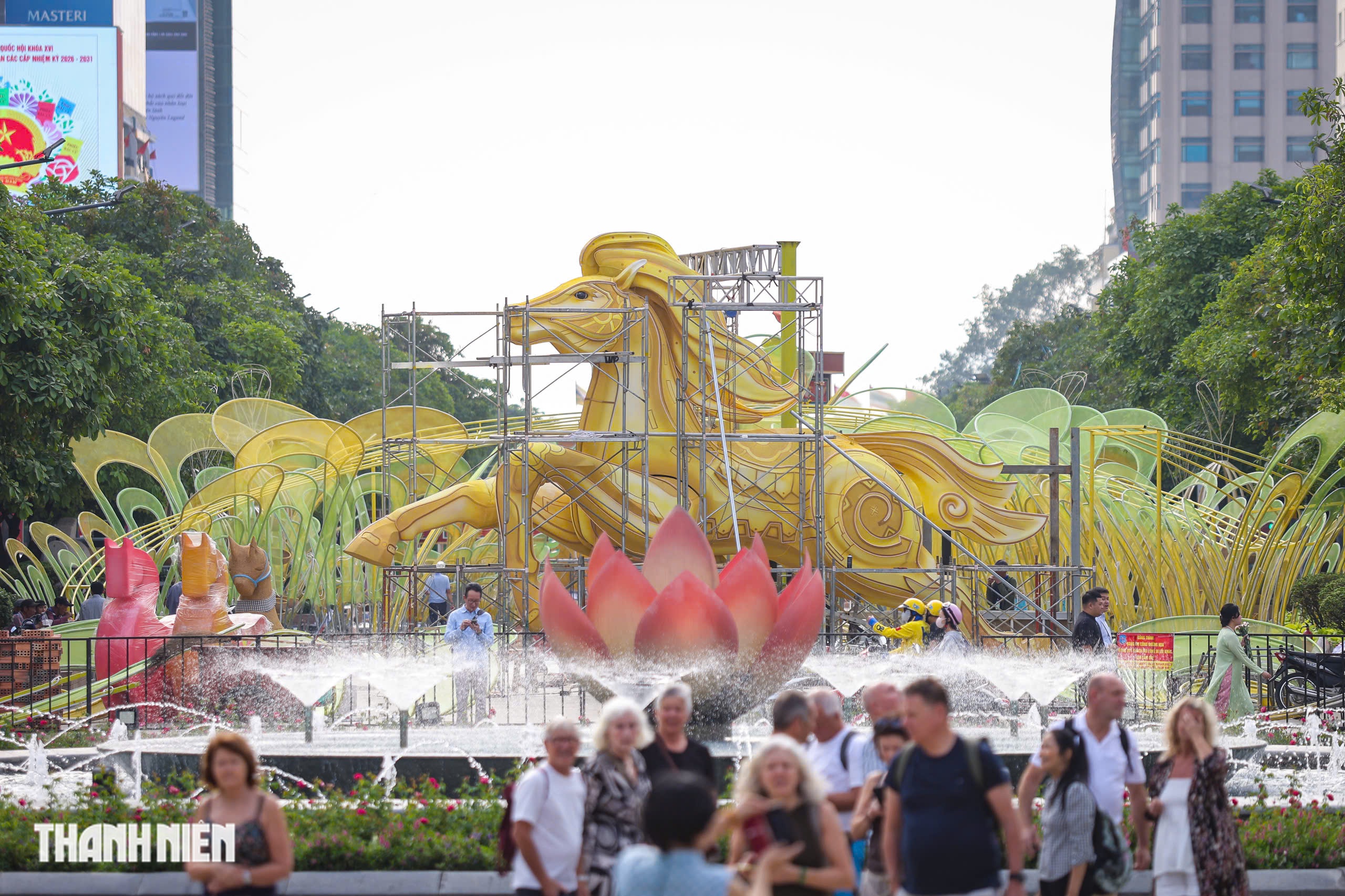 Ngựa v&agrave;ng oai phong tr&ecirc;n đường hoa Nguyễn Huệ, linh vật tết 2026 g&acirc;y cho&aacute;ng ngợp - Ảnh 1.