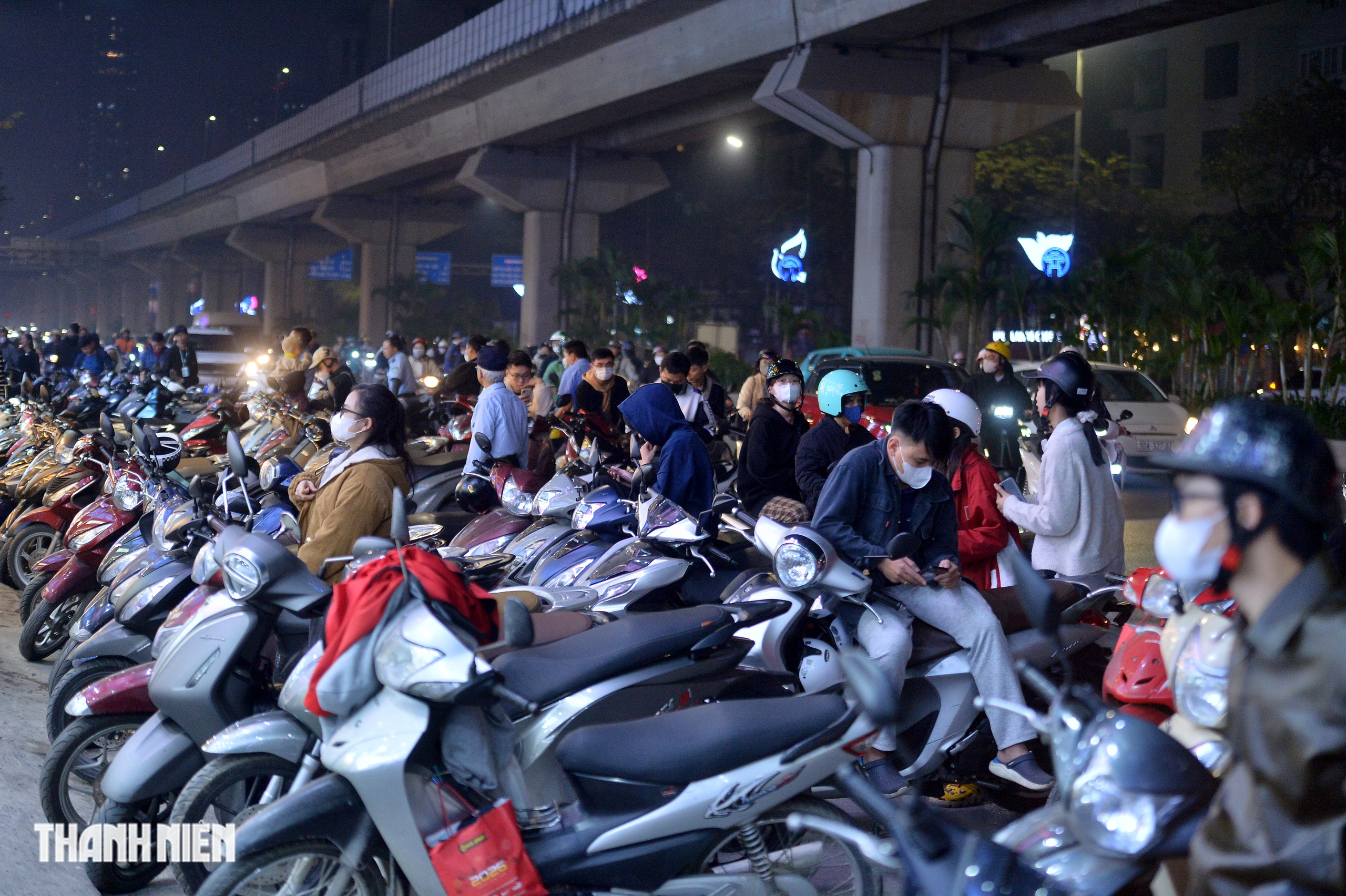 Phố thời trang H&agrave; Nội qu&aacute; tải v&igrave; người d&acirc;n sắm tết sớm- Ảnh 2.