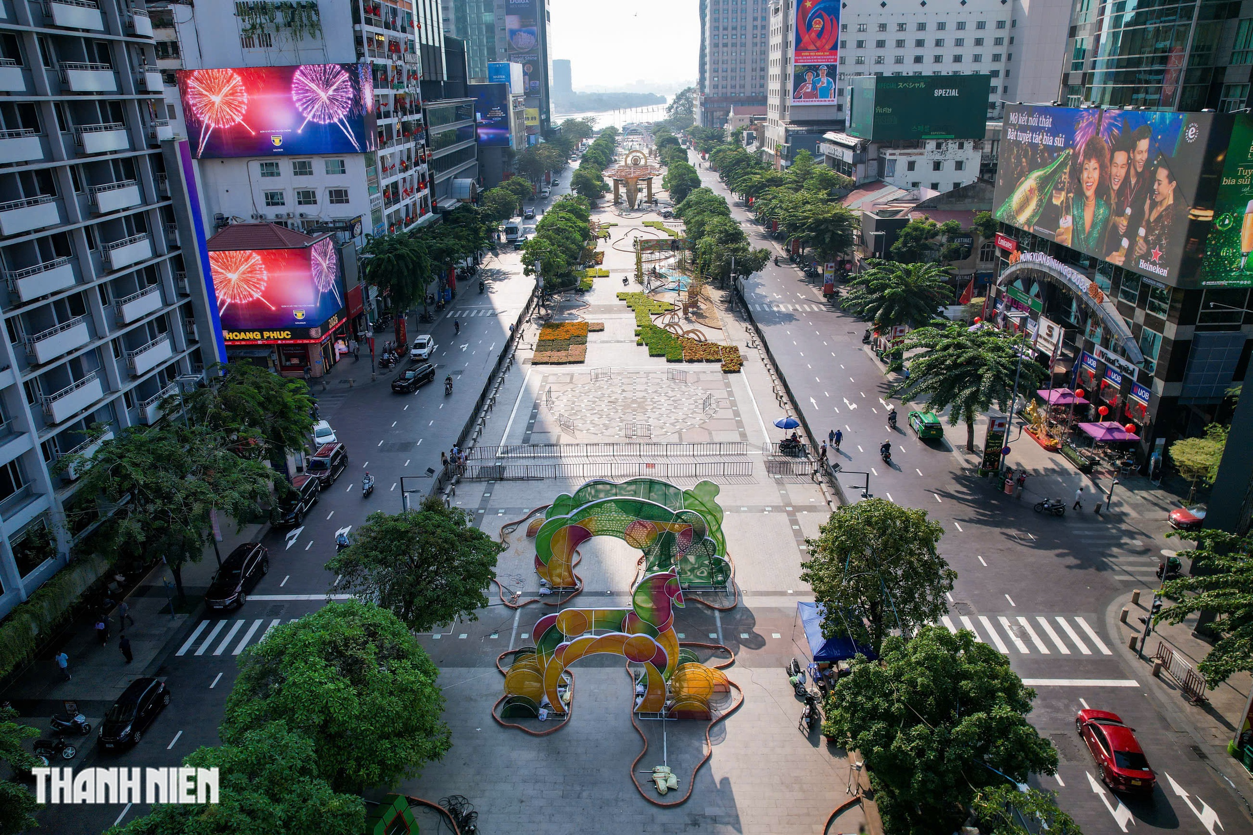 Ngựa v&agrave;ng oai phong tr&ecirc;n đường hoa Nguyễn Huệ, linh vật tết 2026 g&acirc;y cho&aacute;ng ngợp - Ảnh 10.