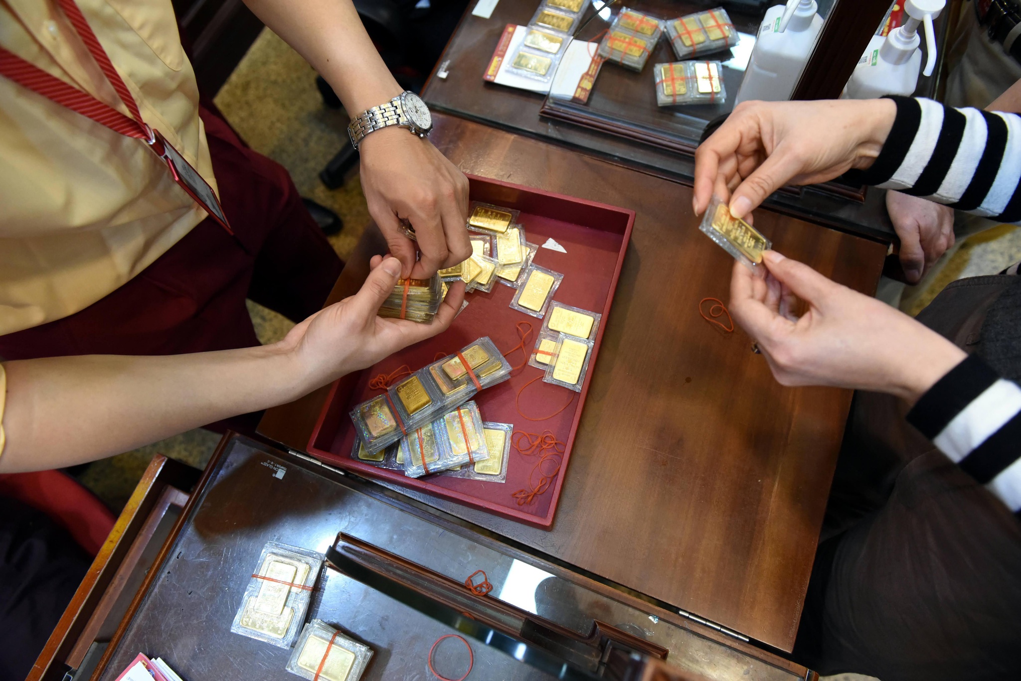 Giá vàng hôm nay 8.2.2026: Hồi phục nhưng người mua trên đỉnh vẫn lỗ 15 triệu đồng- Ảnh 1.