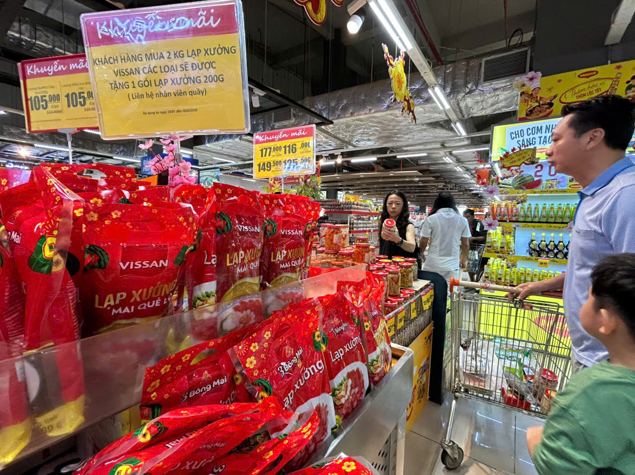 Khách hàng kéo đến siêu thị mua sắm ngày 21 tháng chạp Tết Bính Ngọ- Ảnh 9.