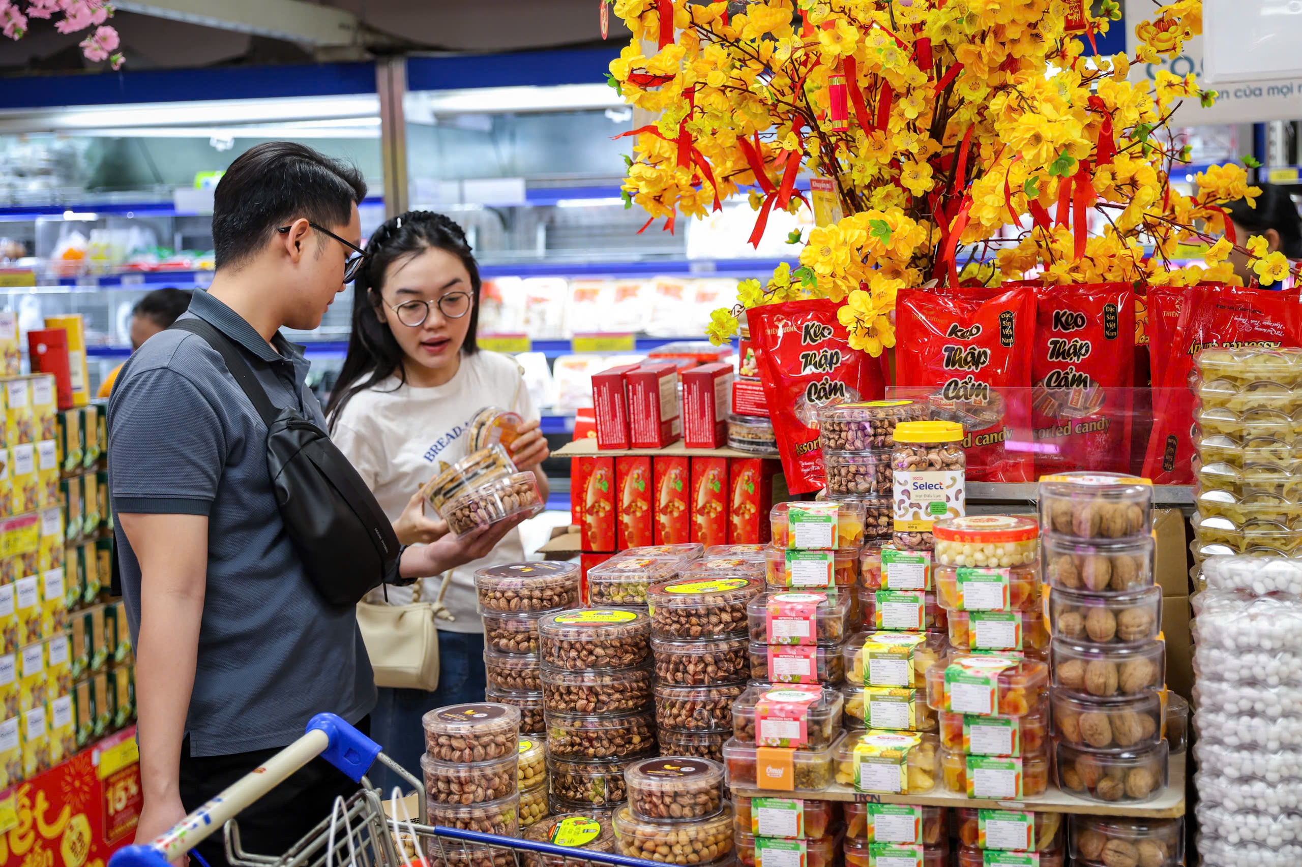 Khách hàng kéo đến siêu thị mua sắm ngày 21 tháng chạp Tết Bính Ngọ- Ảnh 5.