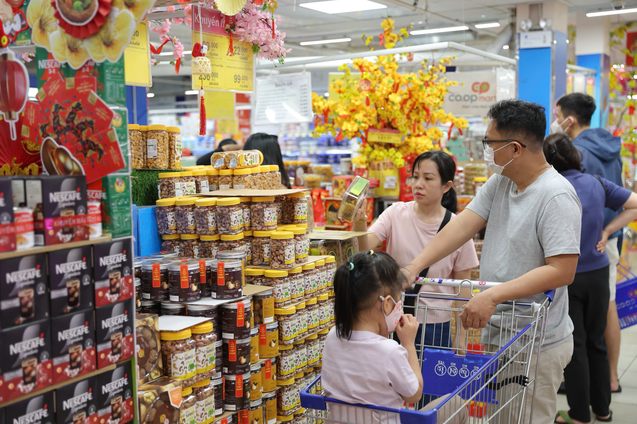 Khách hàng kéo đến siêu thị mua sắm ngày 21 tháng chạp Tết Bính Ngọ- Ảnh 4.