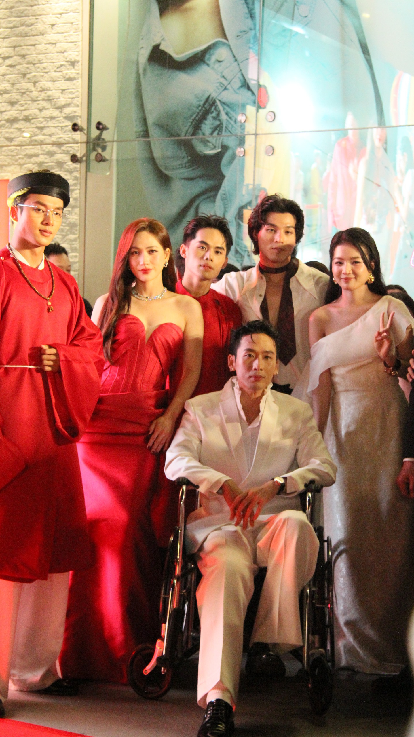 Tuấn Trần ngồi xe lăn ra mắt phim c&ugrave;ng Phương Anh Đ&agrave;o - Ảnh 1.