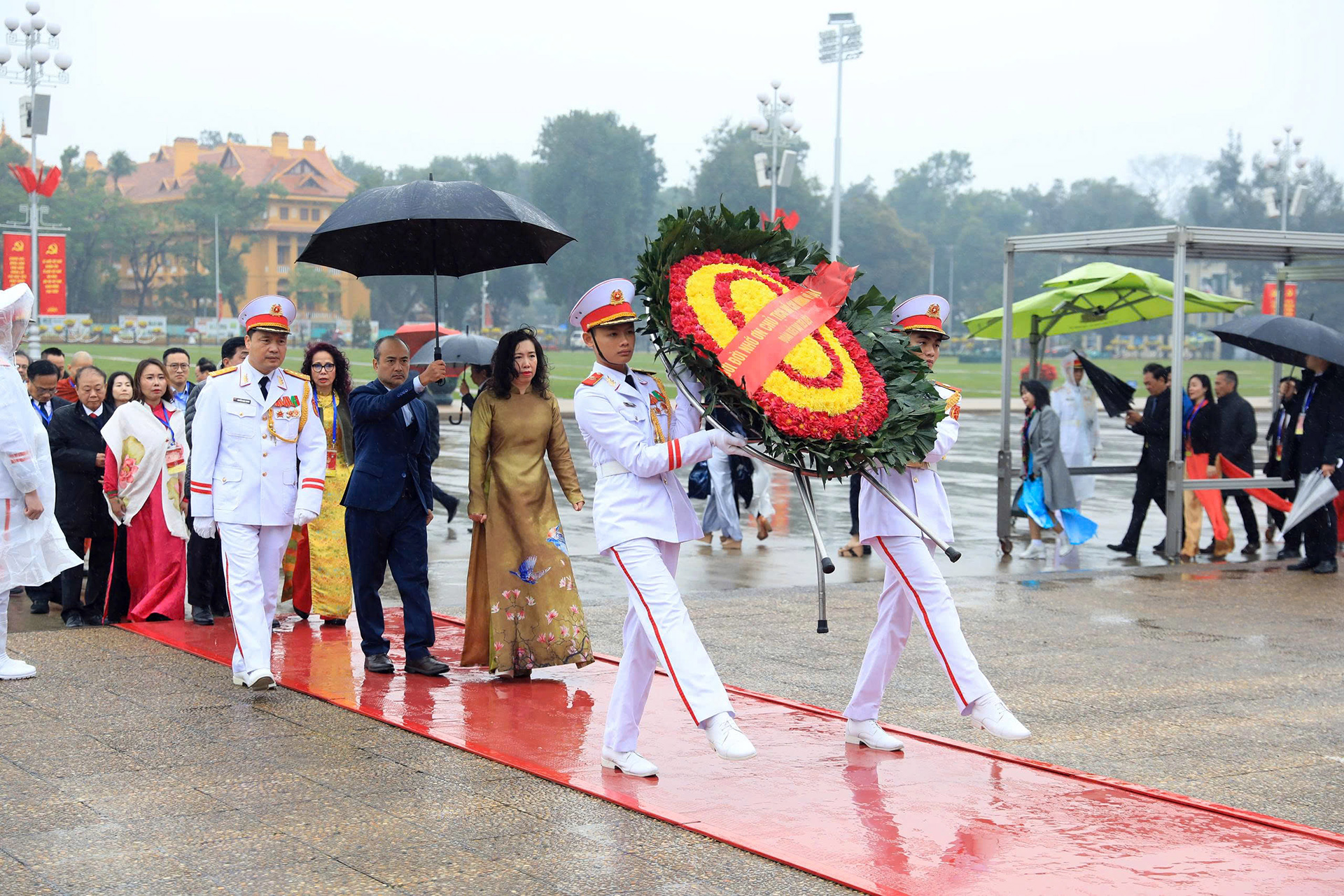 Chủ tịch nước v&agrave; phu nh&acirc;n c&ugrave;ng kiều b&agrave;o thả c&aacute; ch&eacute;p tại hồ Ho&agrave;n Kiếm- Ảnh 6.