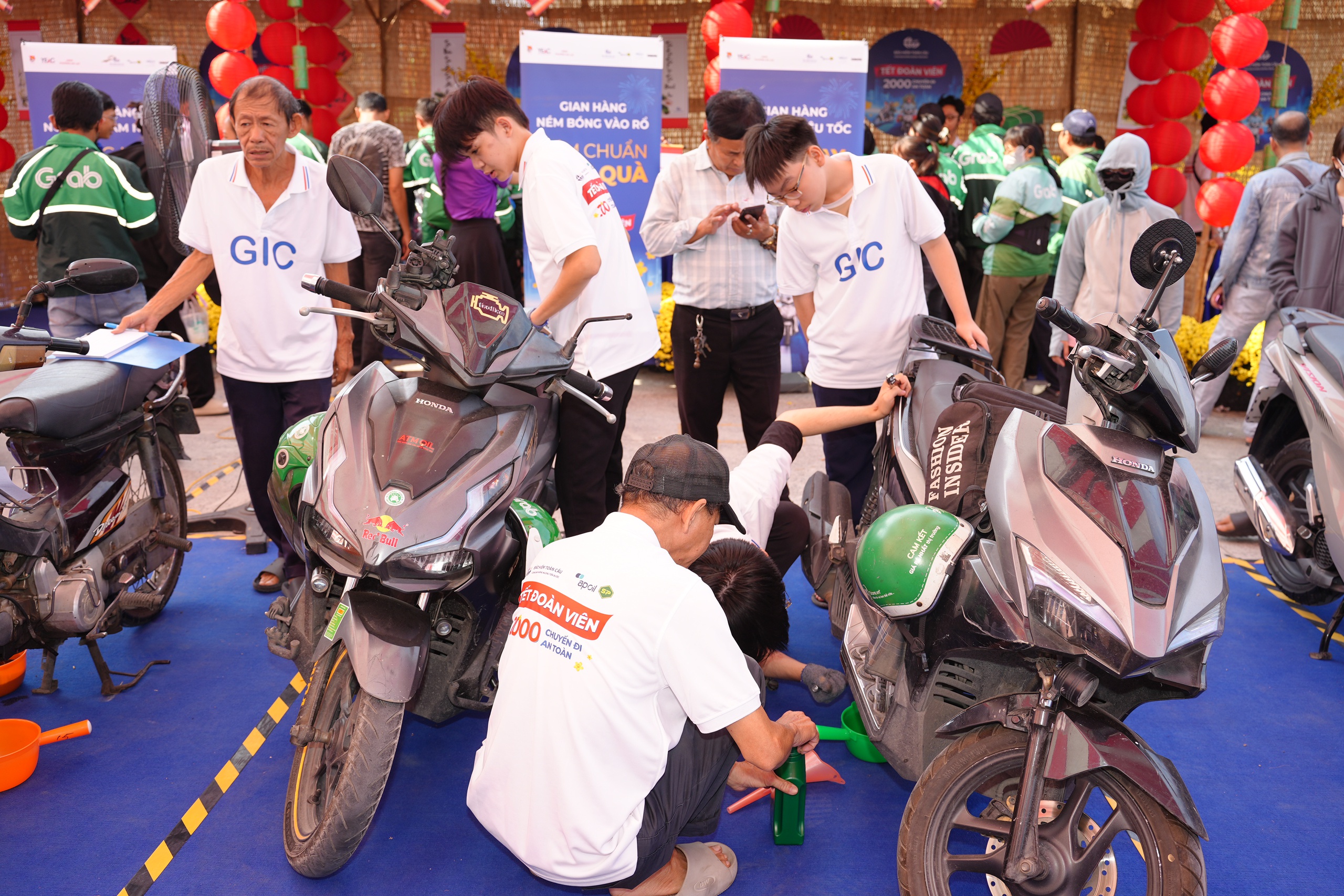 Thay nhớt xe miễn phí và tặng quà cho hàng ngàn công nhân, người lao động - Ảnh 1.