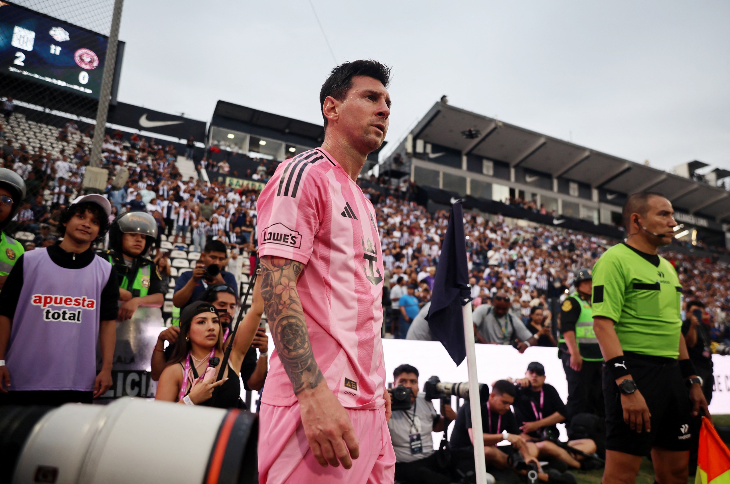 Messi receives praise for apologizing for not playing, while Ronaldo is criticized for remaining silent.