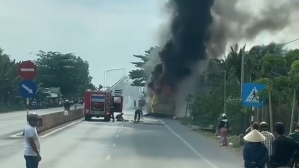 Cháy xe khách giường nằm gần cầu Cổ Chiên, nhiều người hốt hoảng- Ảnh 2.