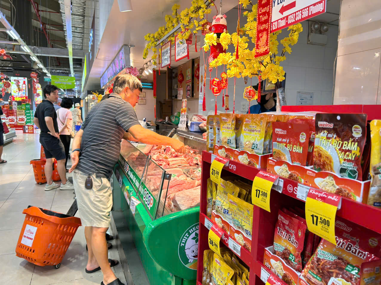 Khách hàng kéo đến siêu thị mua sắm ngày 21 tháng chạp Tết Bính Ngọ- Ảnh 10.