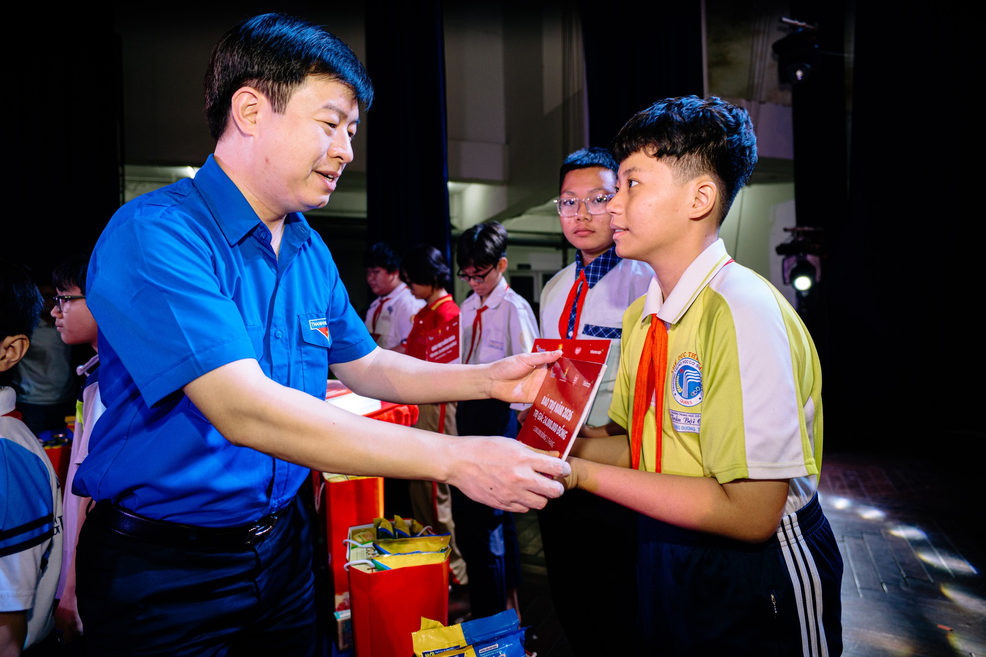 'Xuân sẻ chia - Tết yêu thương' đến với trẻ mồ côi, khó khăn- Ảnh 3.