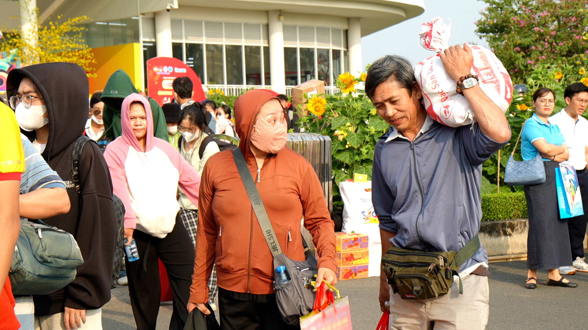 Tết sum vầy: Hơn 2.000 sinh vi&ecirc;n, người lao động kh&oacute; khăn được về qu&ecirc; đ&oacute;n tết sớm- Ảnh 1.