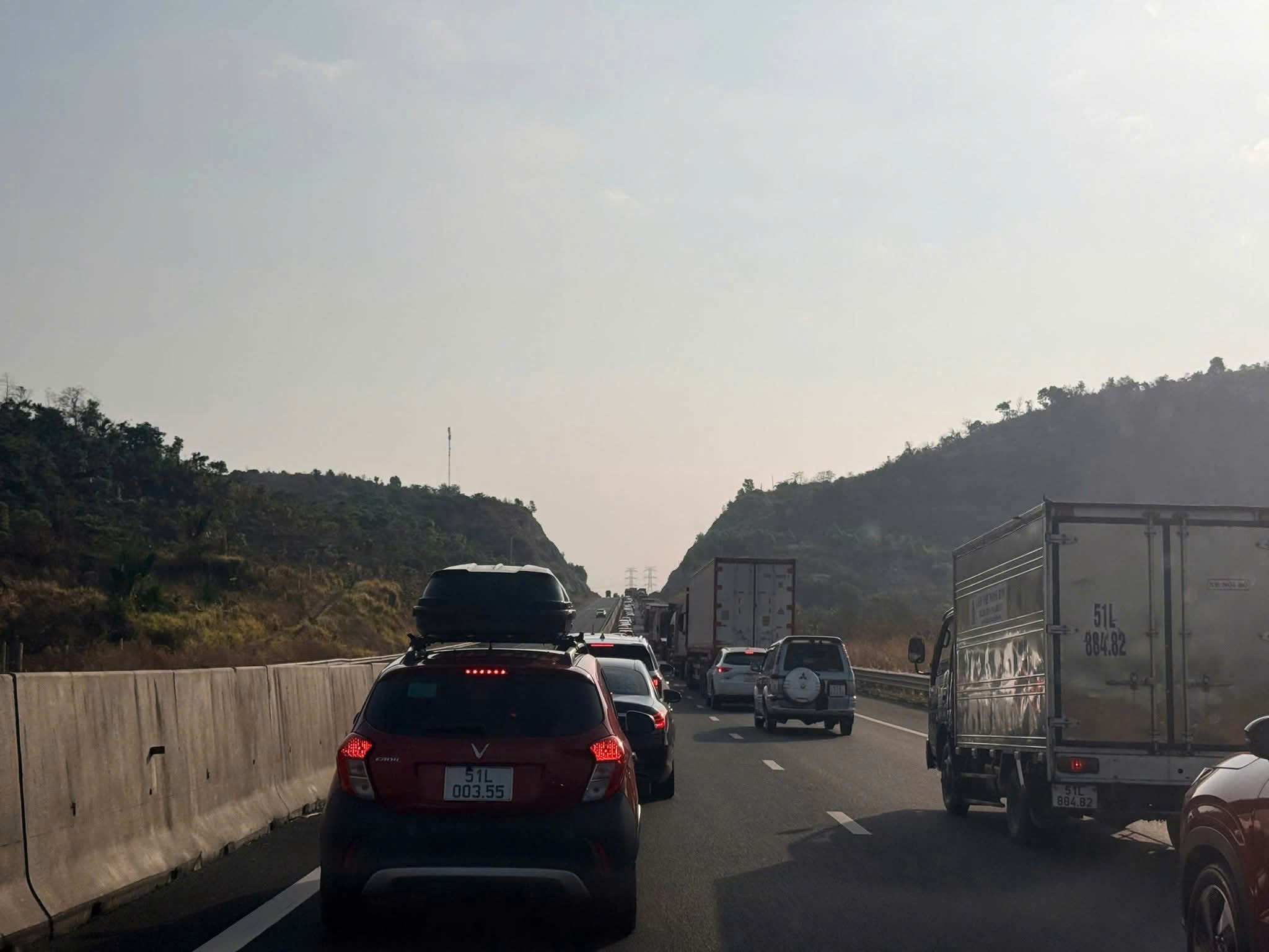 Mất thời gian, vất vả nhưng sao nhiều người vẫn chọn lái xe về quê dịp Tết? - Ảnh 1.