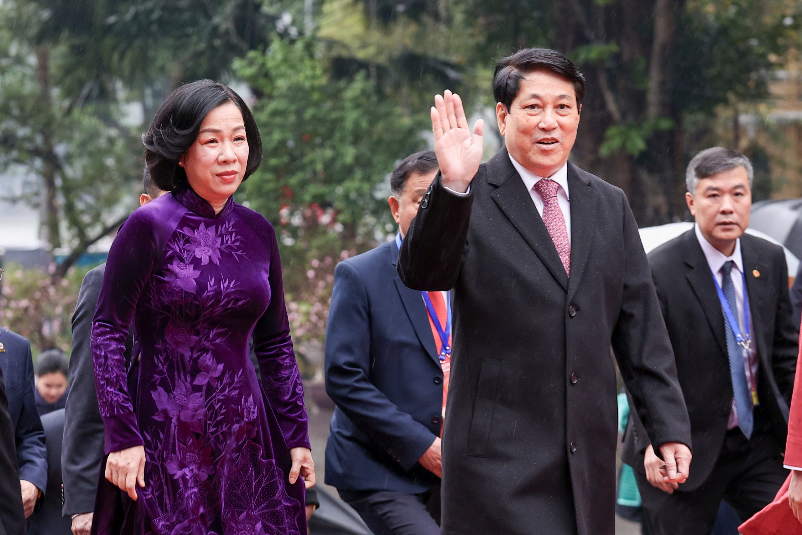 Chủ tịch nước v&agrave; phu nh&acirc;n c&ugrave;ng kiều b&agrave;o thả c&aacute; ch&eacute;p tại hồ Ho&agrave;n Kiếm- Ảnh 3.