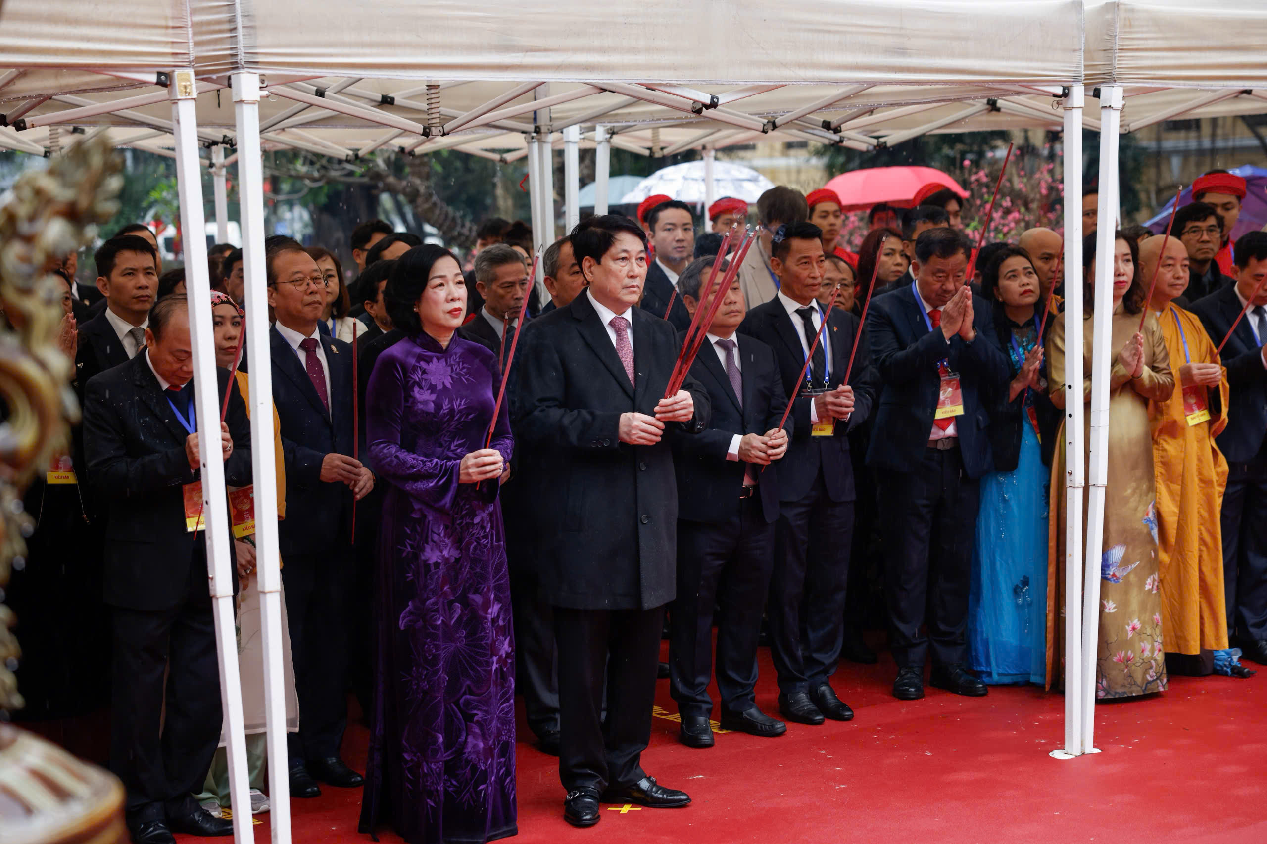 Chủ tịch nước v&agrave; phu nh&acirc;n c&ugrave;ng kiều b&agrave;o thả c&aacute; ch&eacute;p tại hồ Ho&agrave;n Kiếm- Ảnh 4.