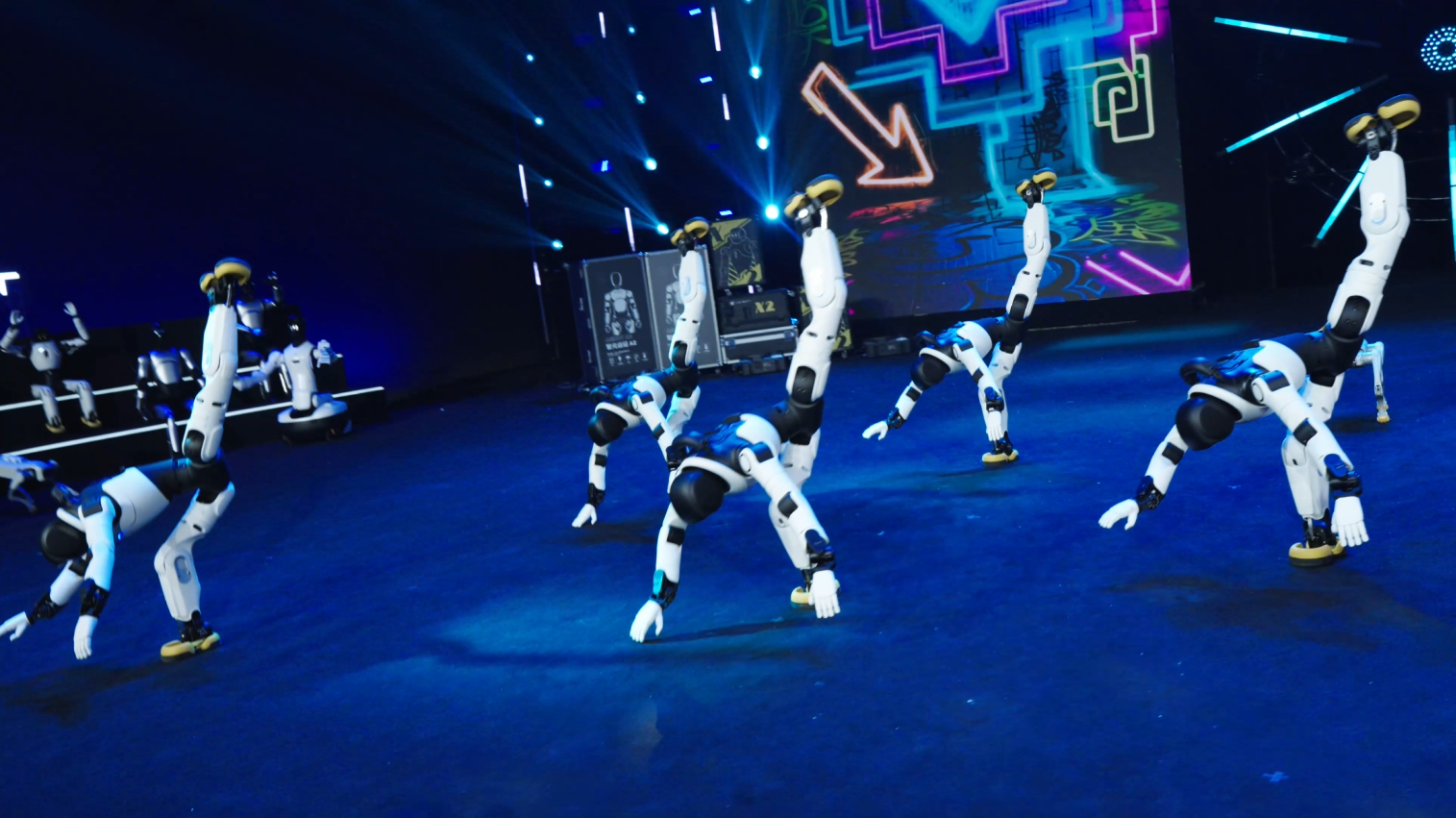 Lần đầu tiên trên thế giới: Robot múa lửa, hát kịch làm chủ sân khấu nghệ thuật - Ảnh 5.