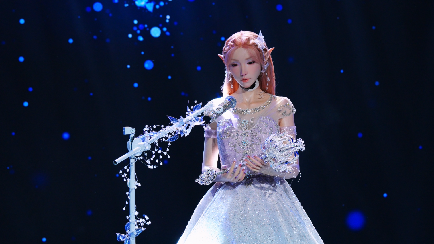 Lần đầu tiên trên thế giới: Robot múa lửa, hát kịch làm chủ sân khấu nghệ thuật - Ảnh 8.