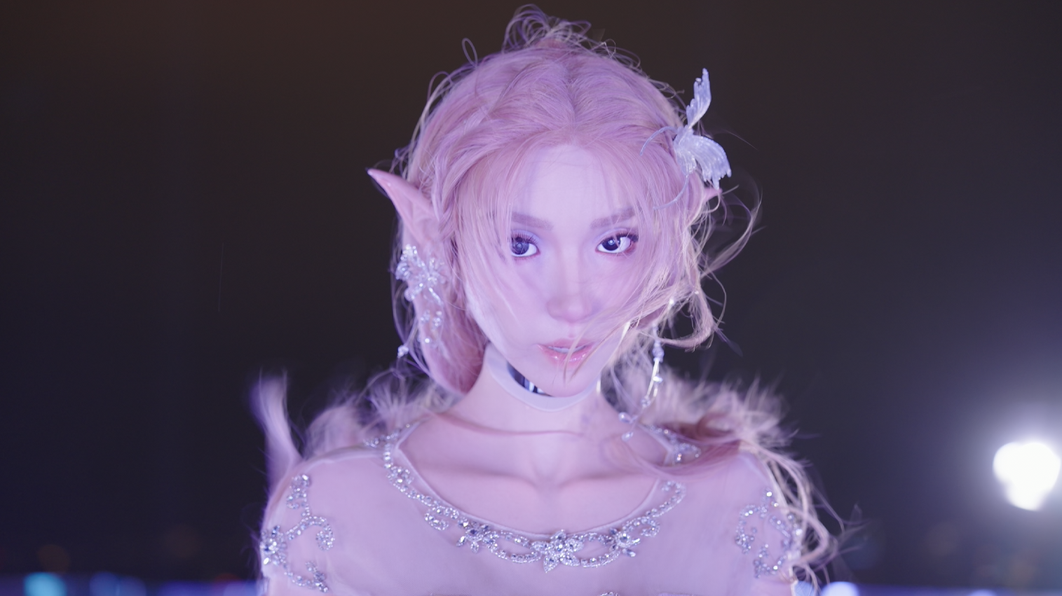 Lần đầu tiên trên thế giới: Robot múa lửa, hát kịch làm chủ sân khấu nghệ thuật - Ảnh 9.