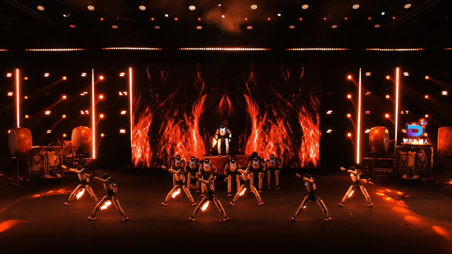 Lần đầu tiên trên thế giới: Robot múa lửa, hát kịch làm chủ sân khấu nghệ thuật - Ảnh 1.