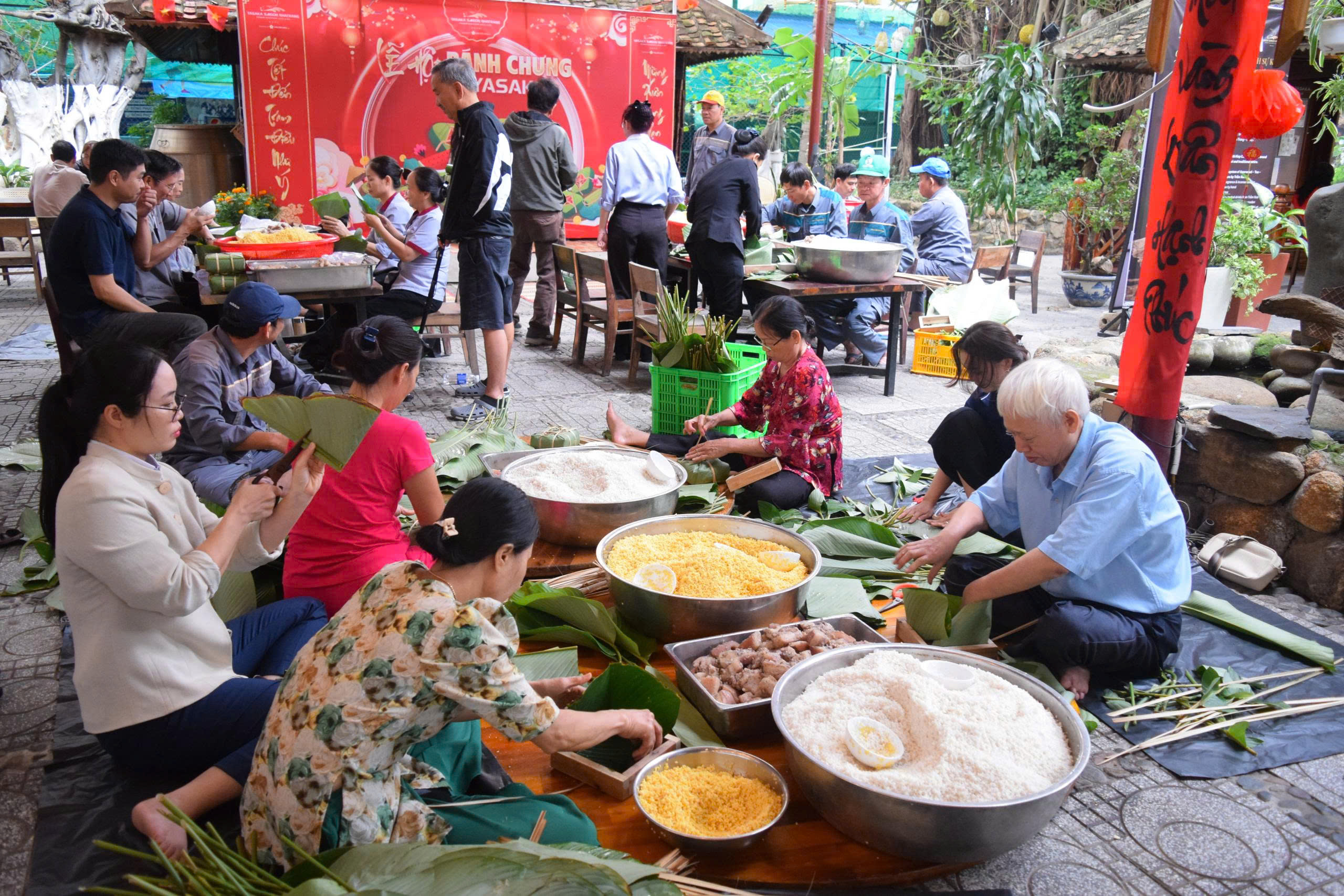 Khách sạn Yasaka Nha Trang 'cầm tay chỉ việc' du khách gói bánh chưng tết

- Ảnh 1.