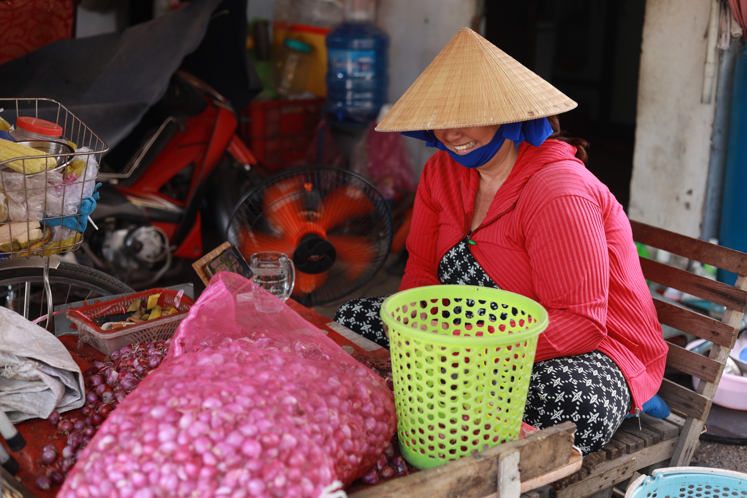 Tết lạ 'xóm chảy nước mắt' ở TP.HCM: Vì sao nhiều người bỏ nghề?- Ảnh 2.