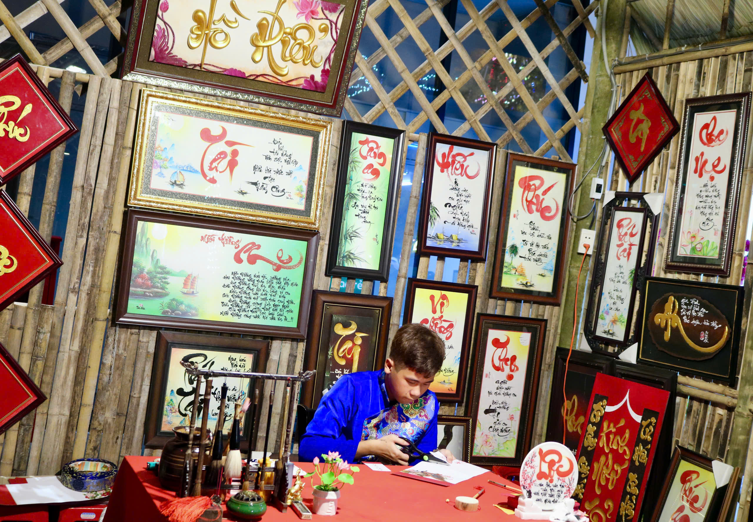 Check-in với chùa Một cột, chùa cầu Hội An tại đường hoa xuân ở TP.HCM - Ảnh 14.